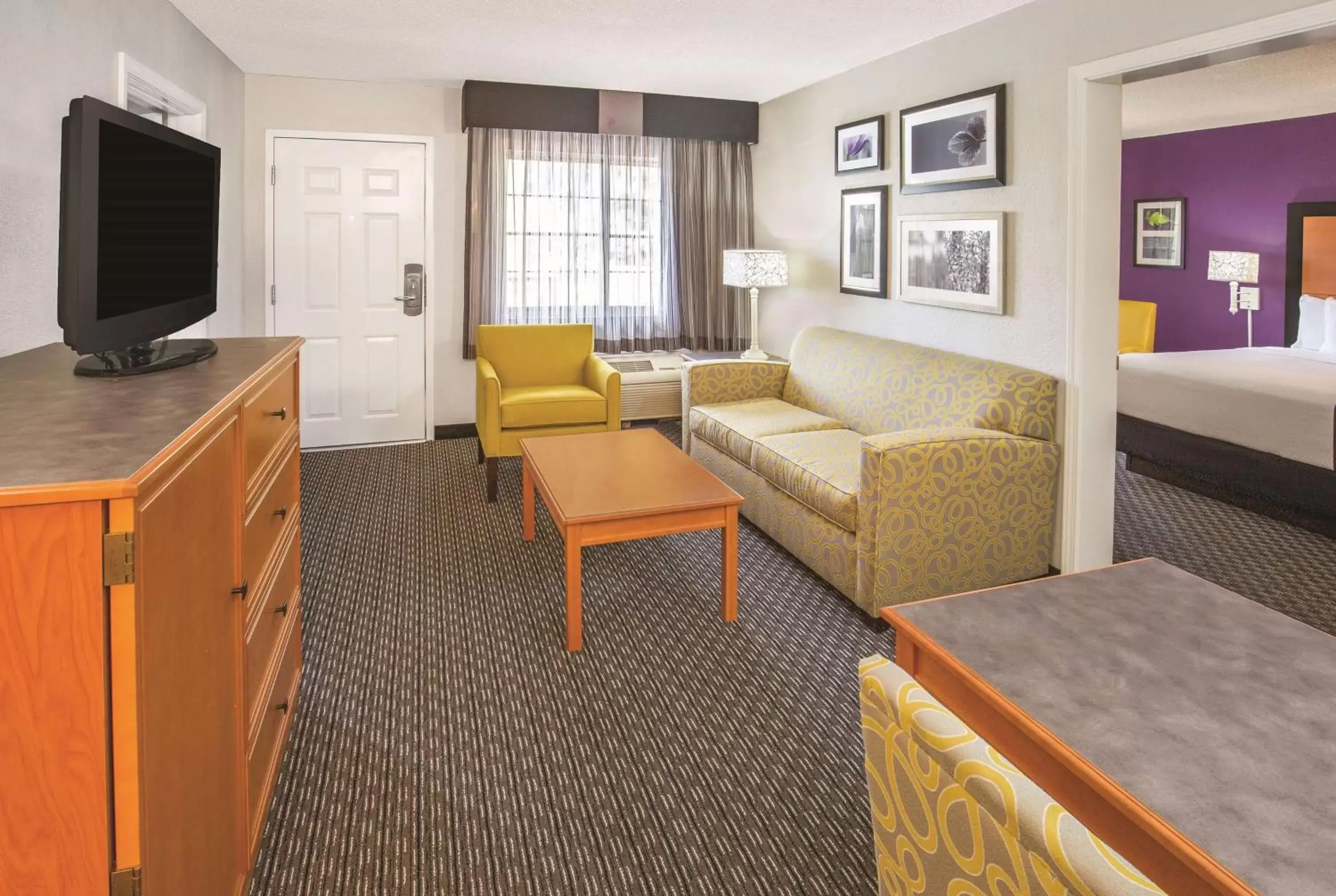 Bed, Seating Area in Howard Johnson by Wyndham Sacramento Downtown