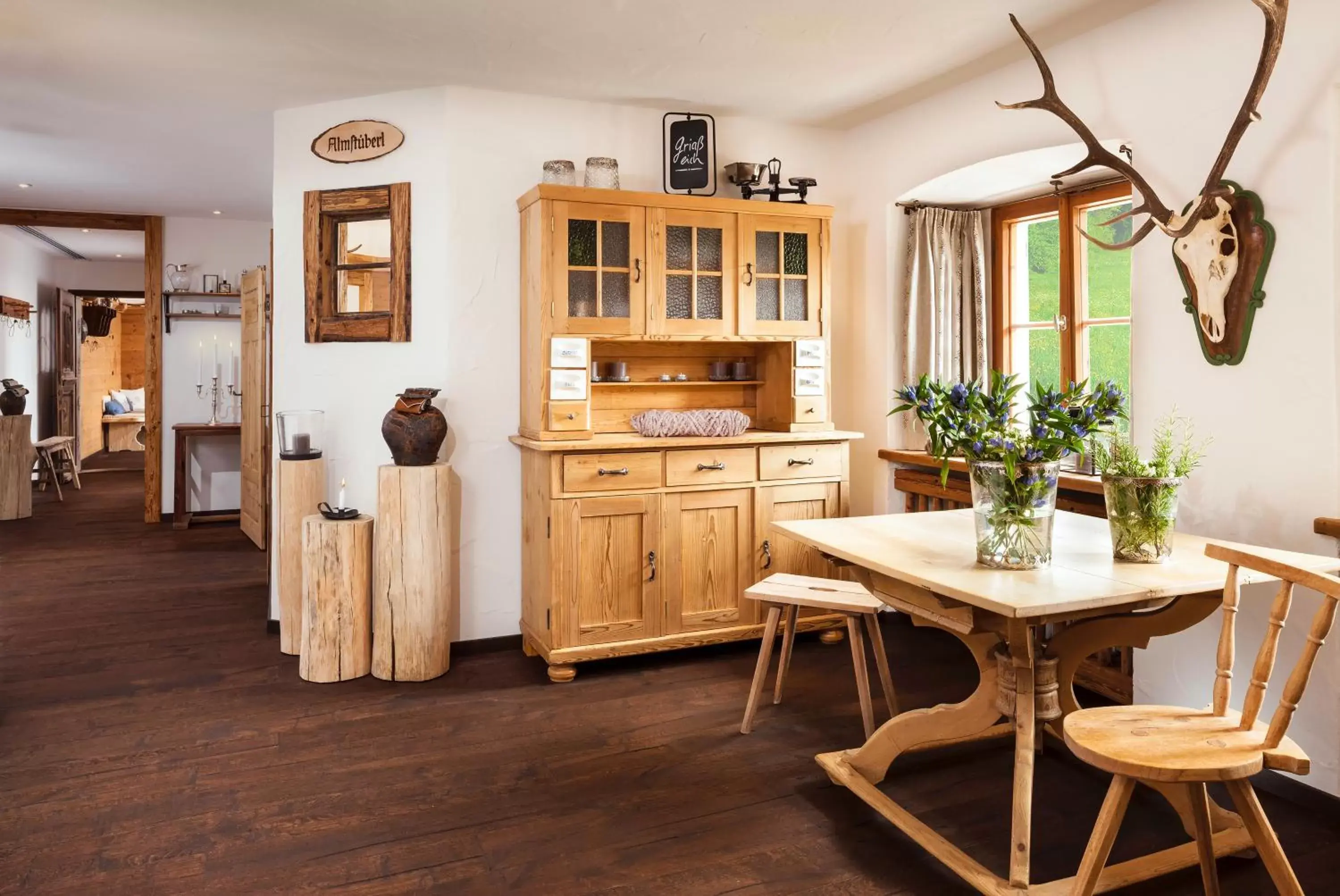 Seating area, Kitchen/Kitchenette in Berghotel Rehlegg