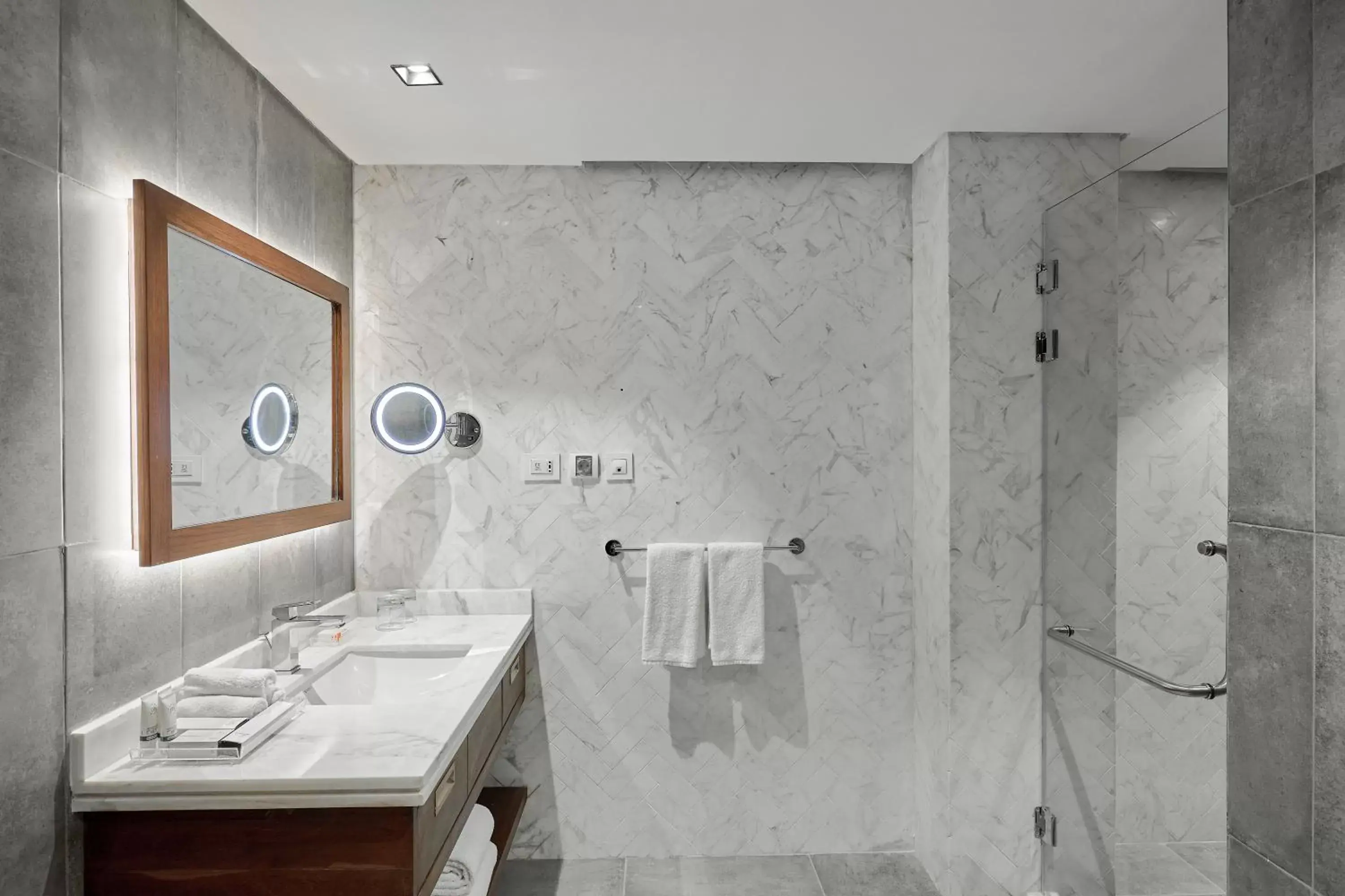 Bathroom, Restaurant/Places to Eat in Holiday Inn & Suites - Cairo Maadi, an IHG Hotel