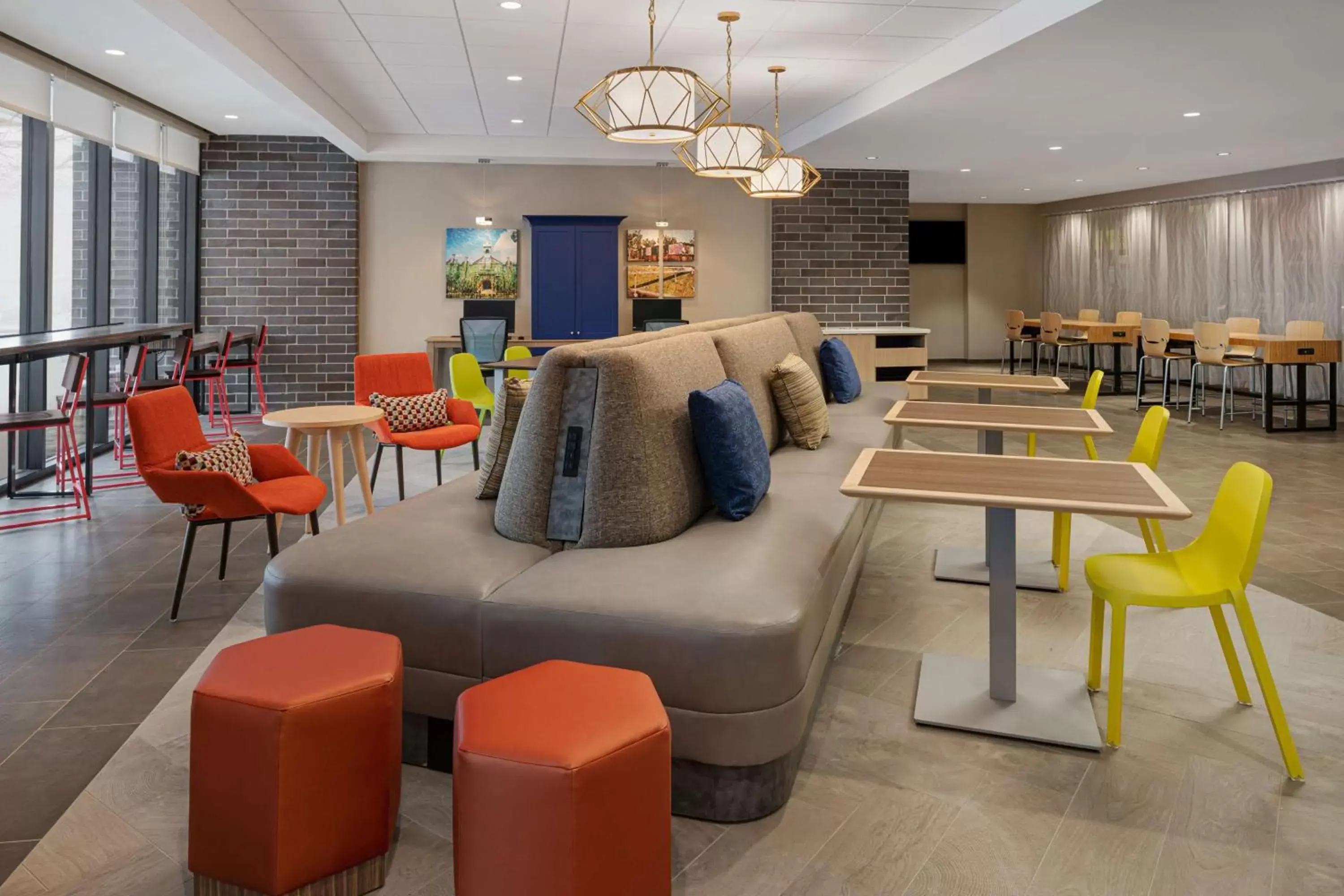 Lobby or reception, Lounge/Bar in Home2 Suites by Hilton Des Moines at Drake University
