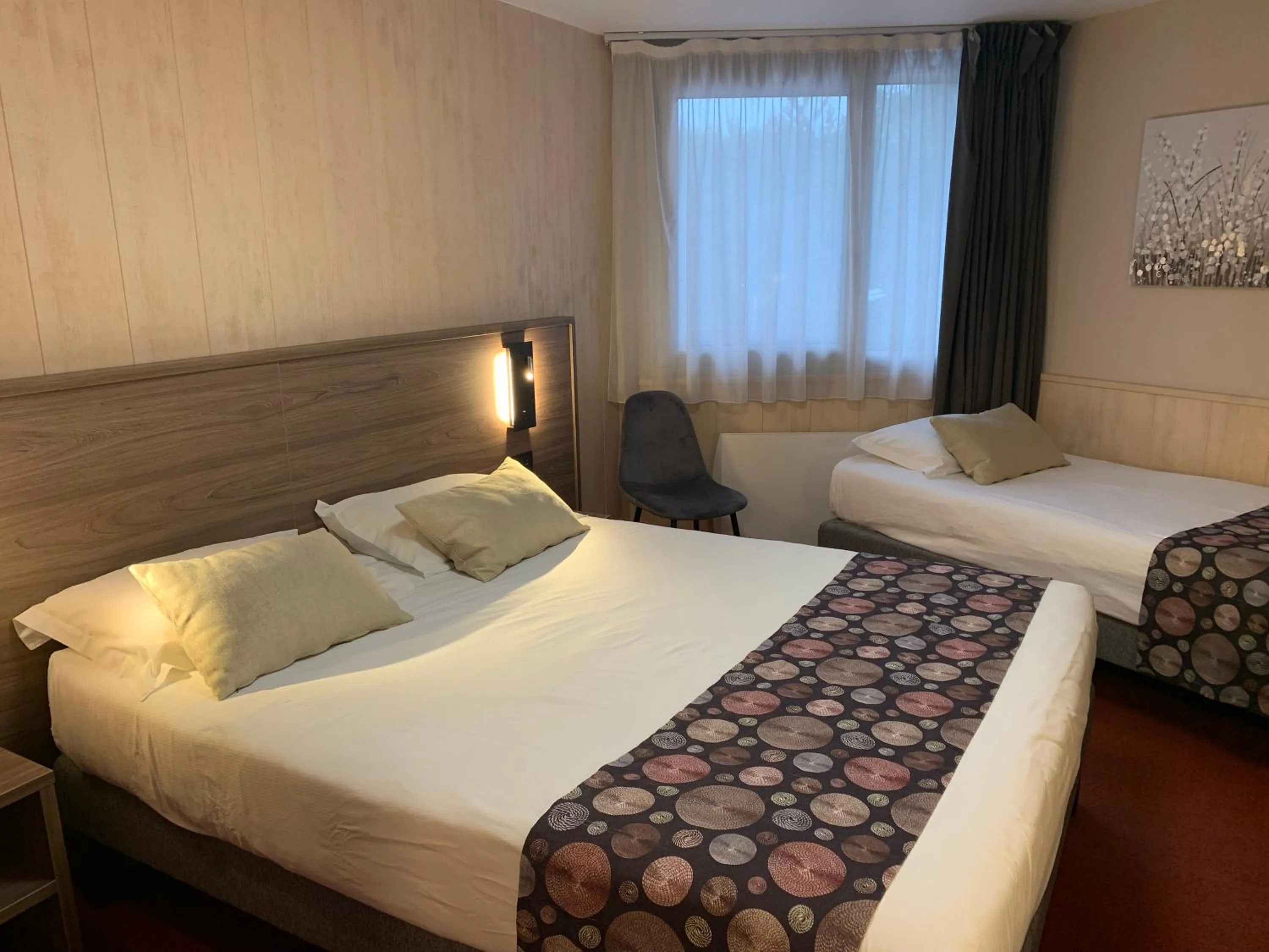 Bed in Logis Hotel Le Lac