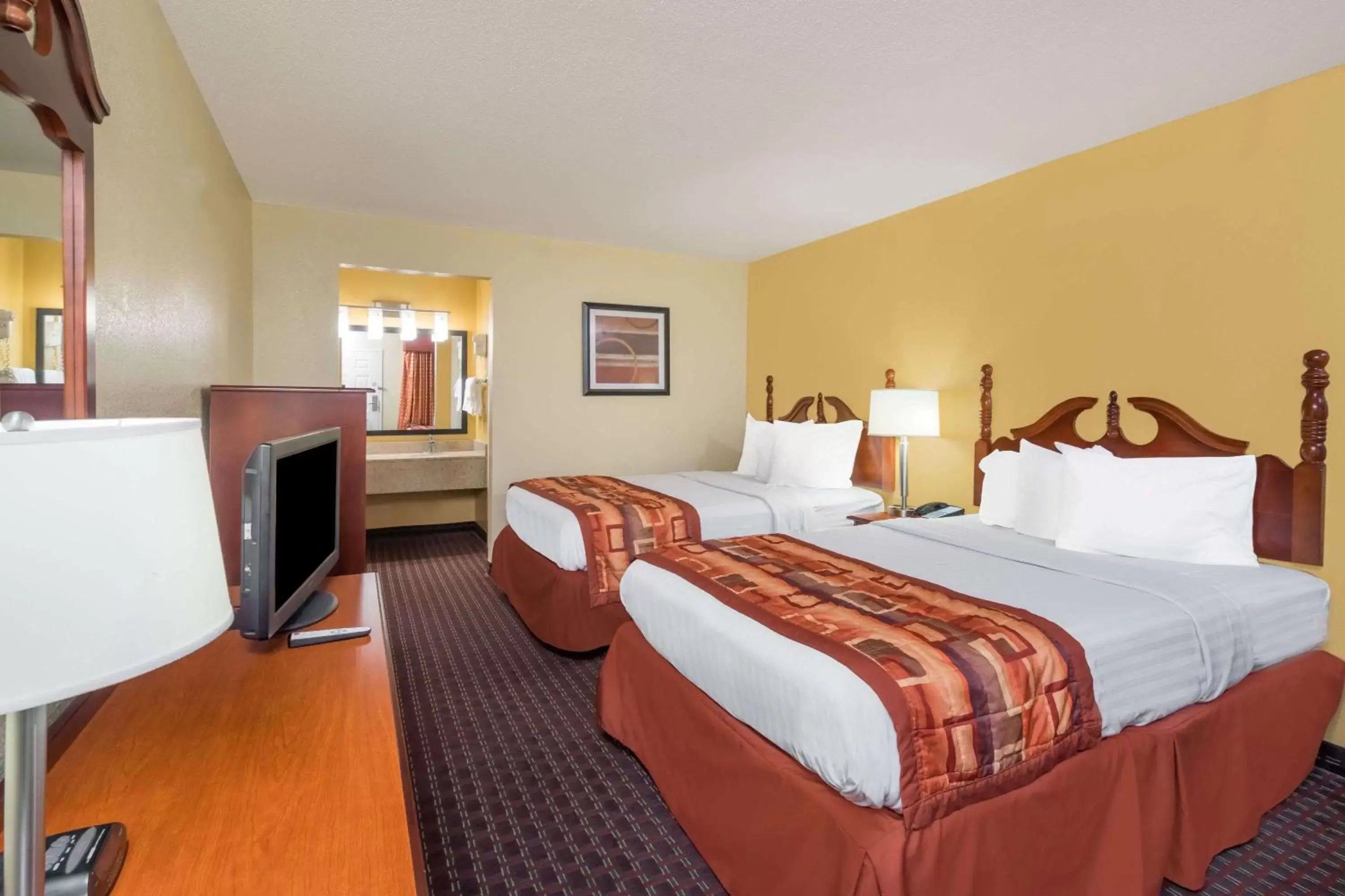 Photo of the whole room, Bed in Baymont by Wyndham Goodlettsville Nashville