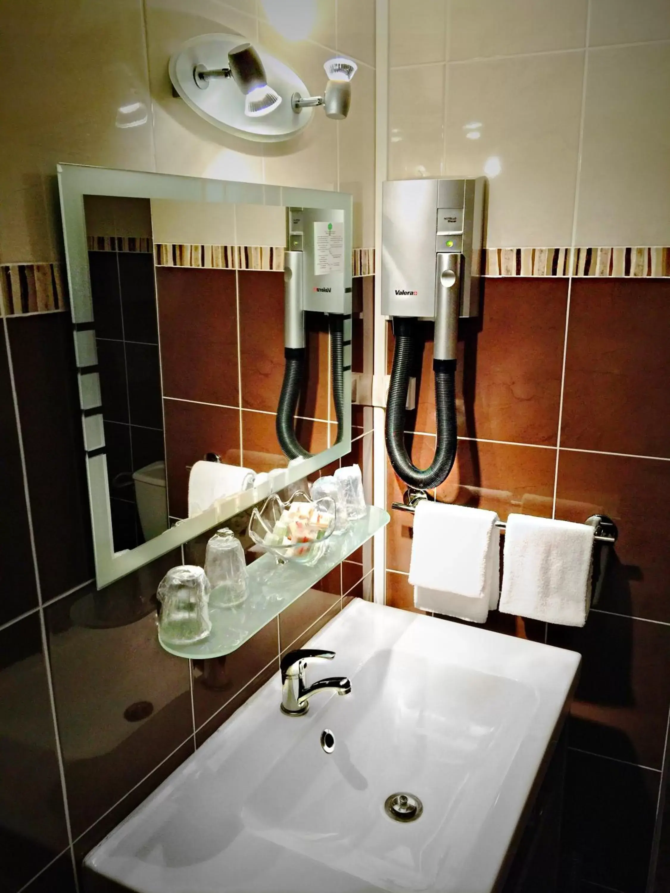 Bathroom in Hotel Saint-Aignan