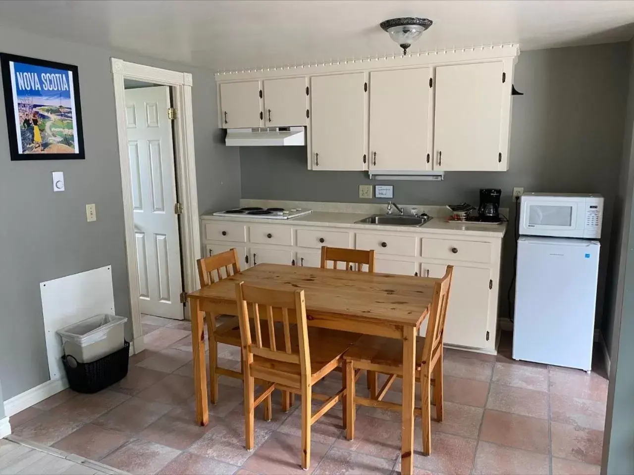 Property building, Kitchen/Kitchenette in Seawinds Motel & Cottages