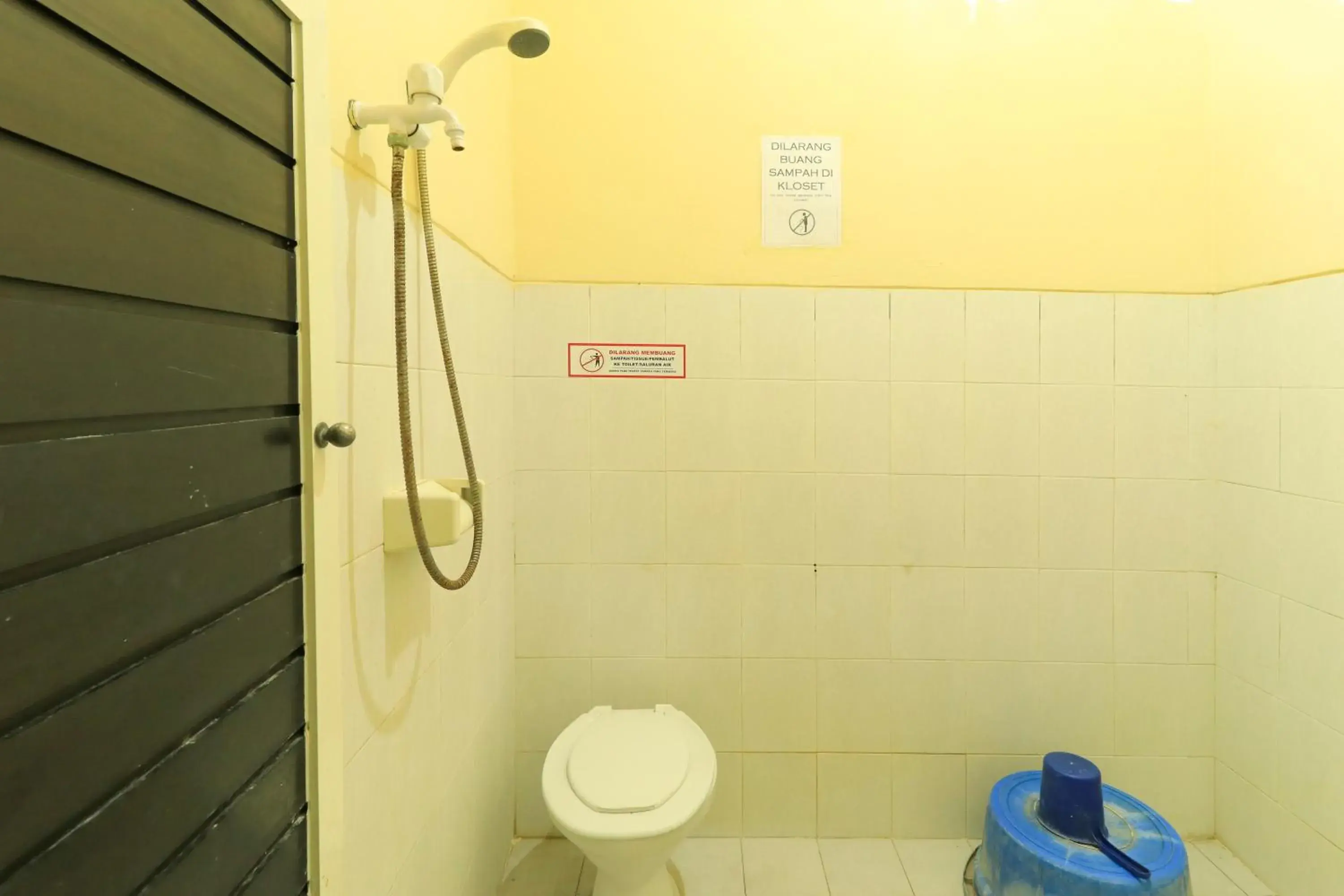 Shower, Bathroom in Penginapan Pondok Rizqi