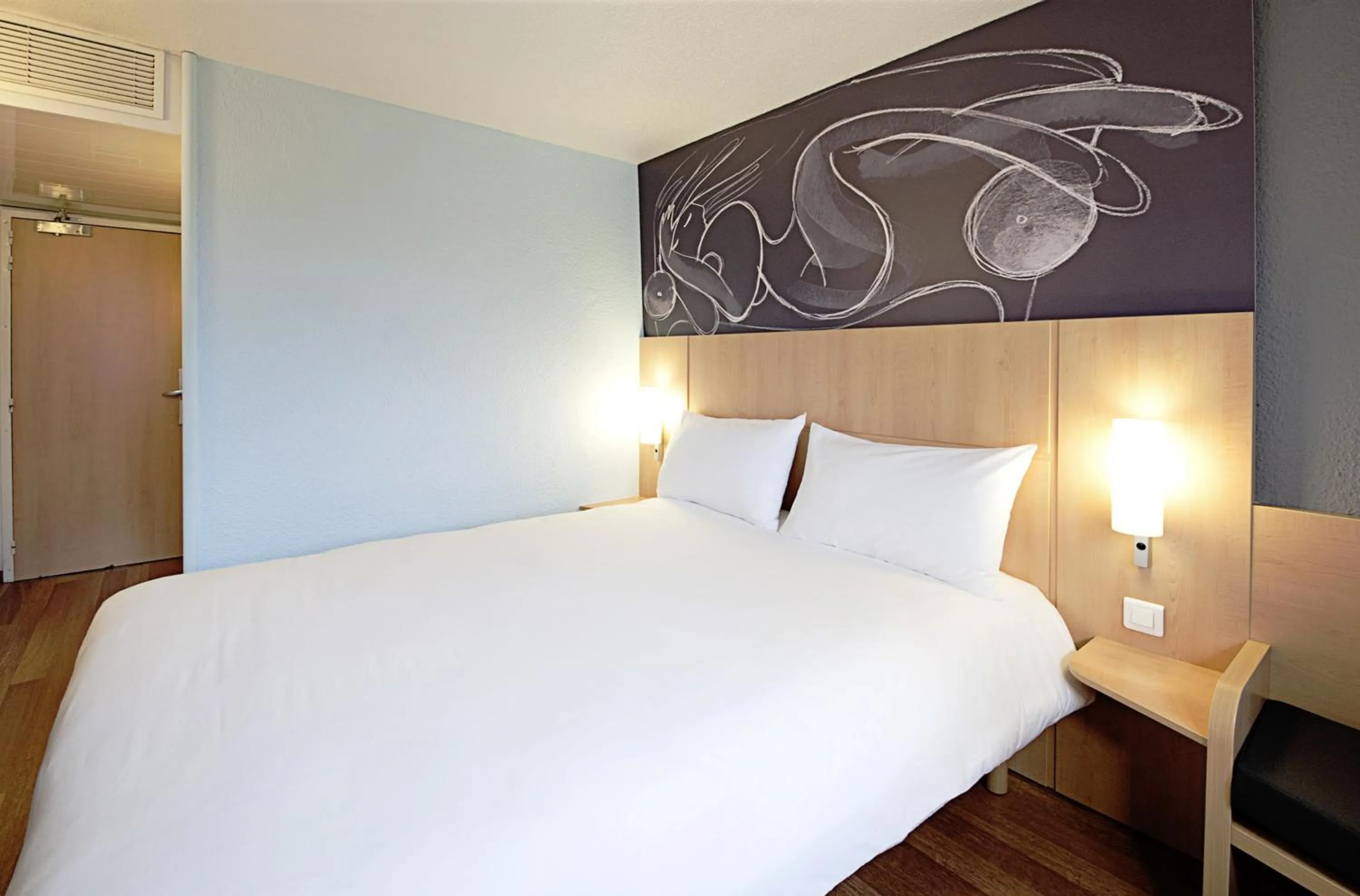 Bed in Ibis Barcelona Meridiana