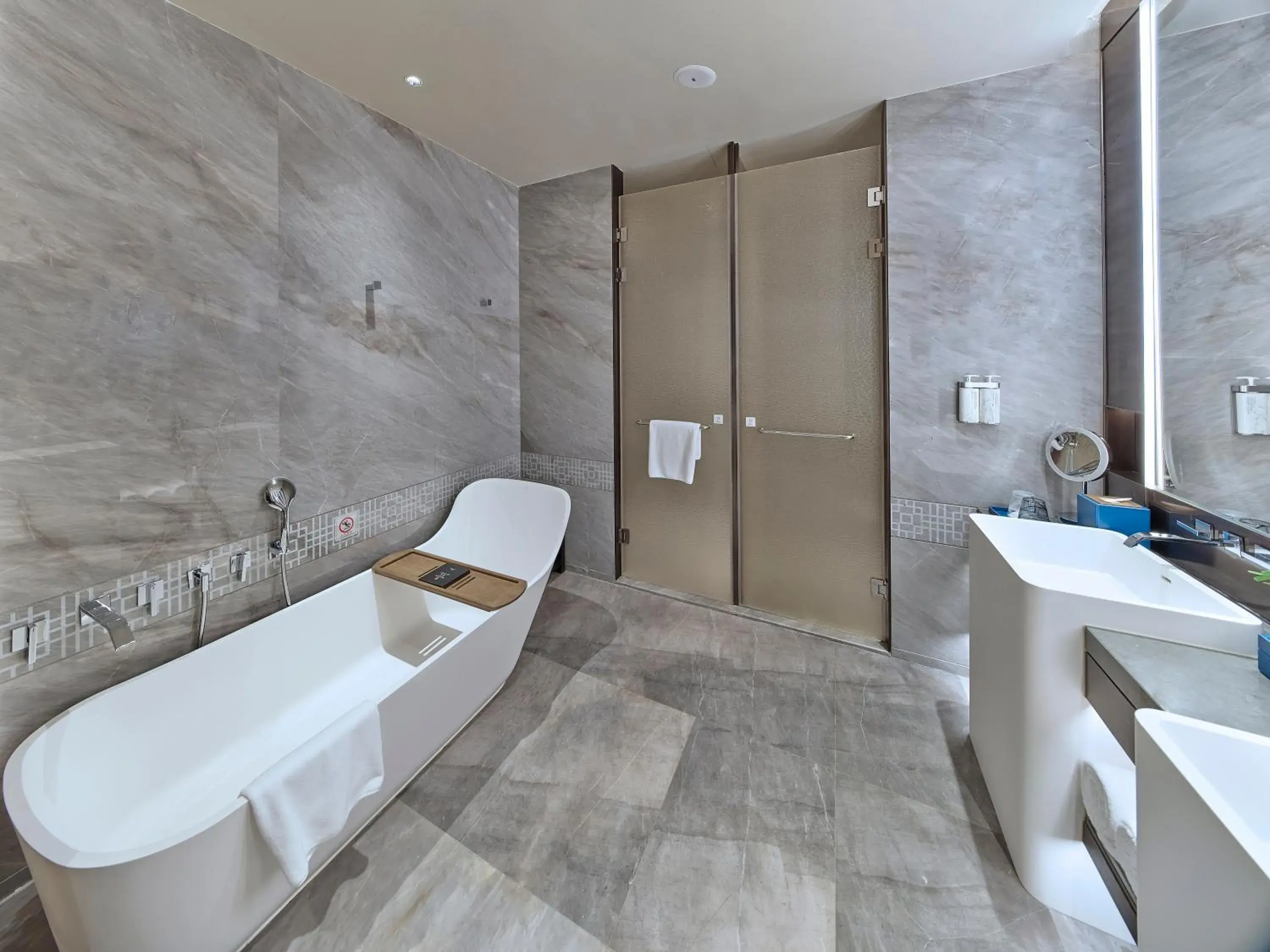 Photo of the whole room, Bathroom in HUALUXE Nanjing Yangtze River, an IHG Hotel