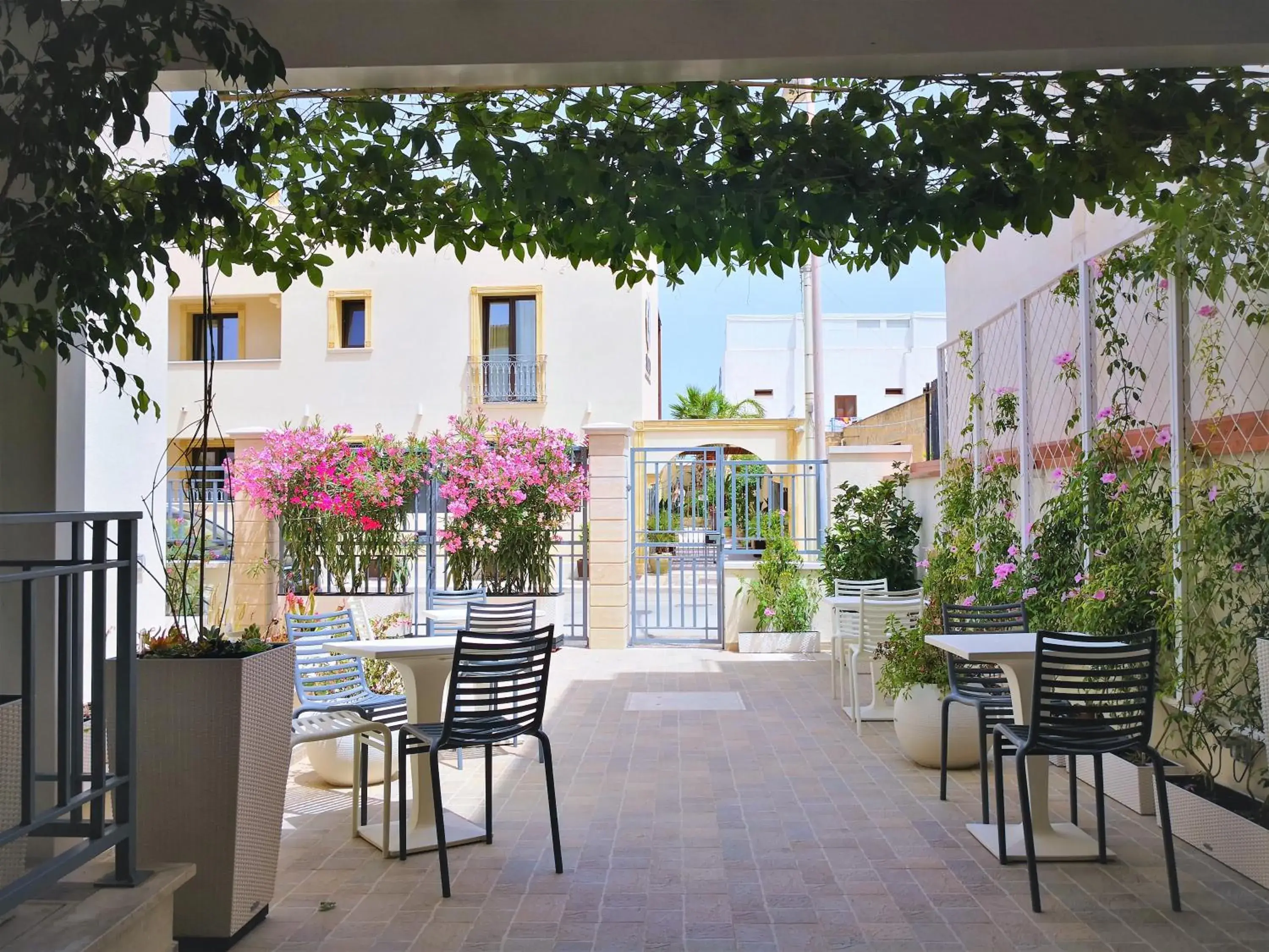 Garden, Restaurant/Places to Eat in Hotel Perla Gaia