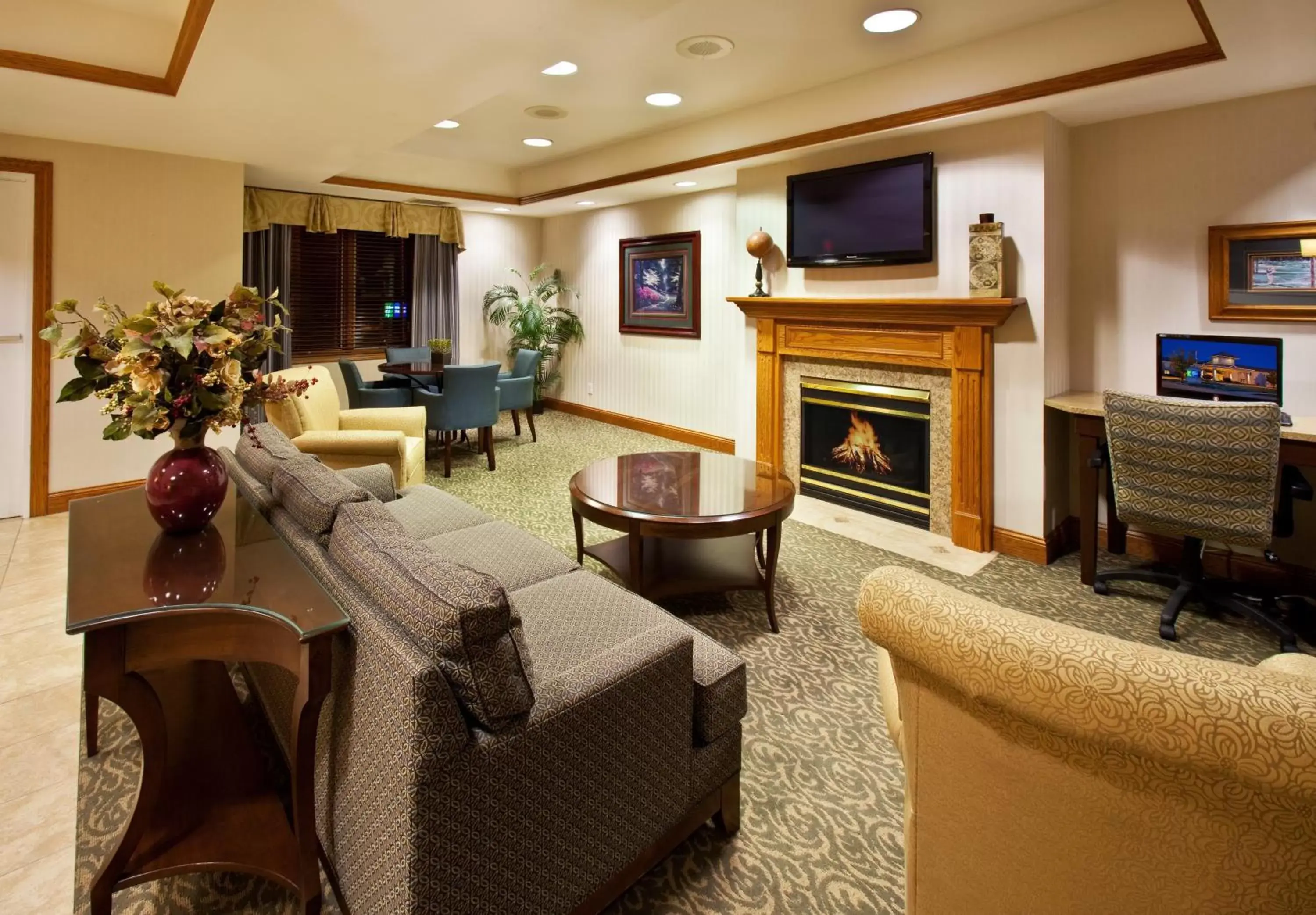 Lobby or reception, Seating Area in GrandStay Hotel & Suites Pella