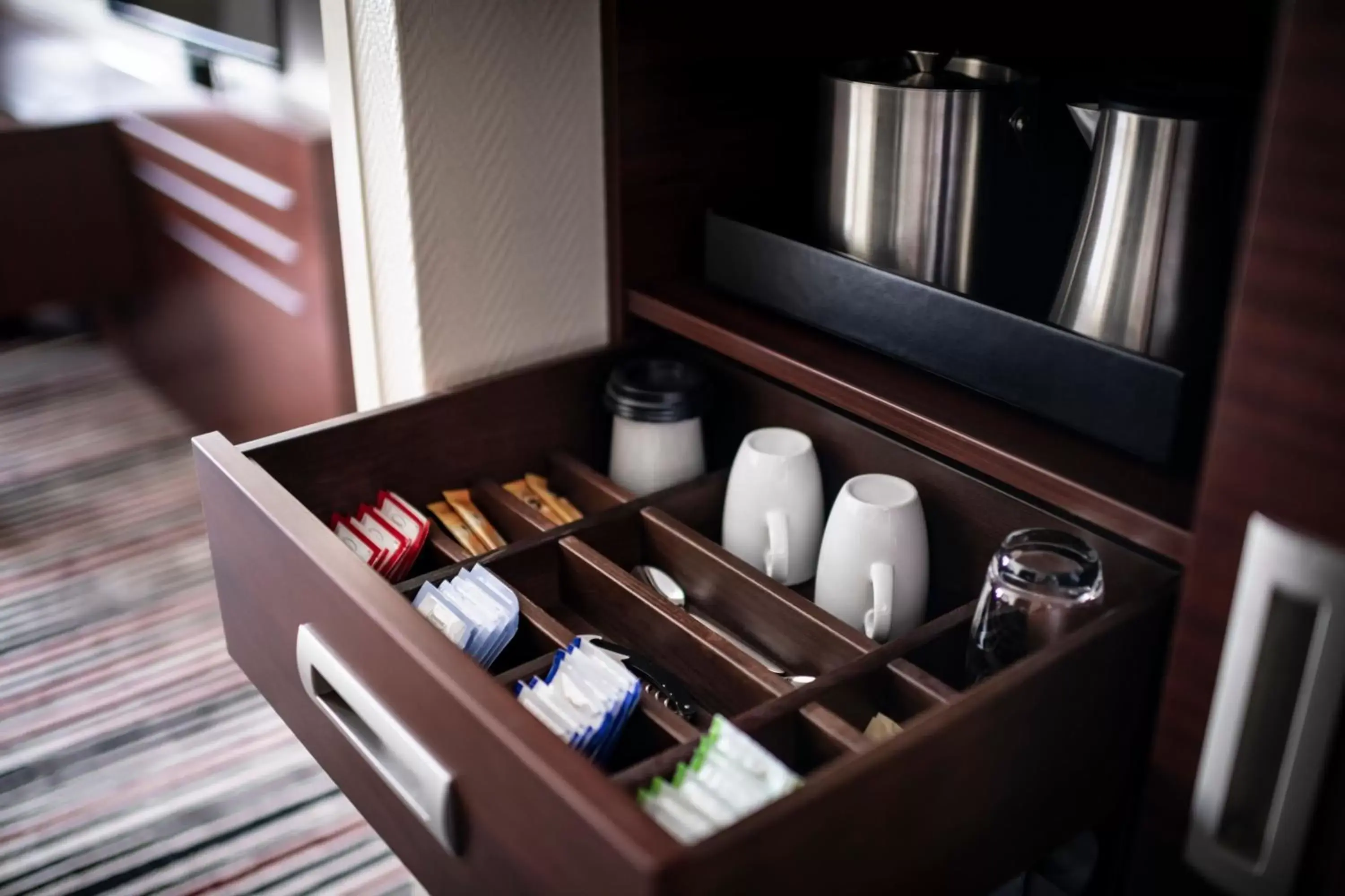 Photo of the whole room, Coffee/Tea Facilities in Frankfurt Marriott Hotel