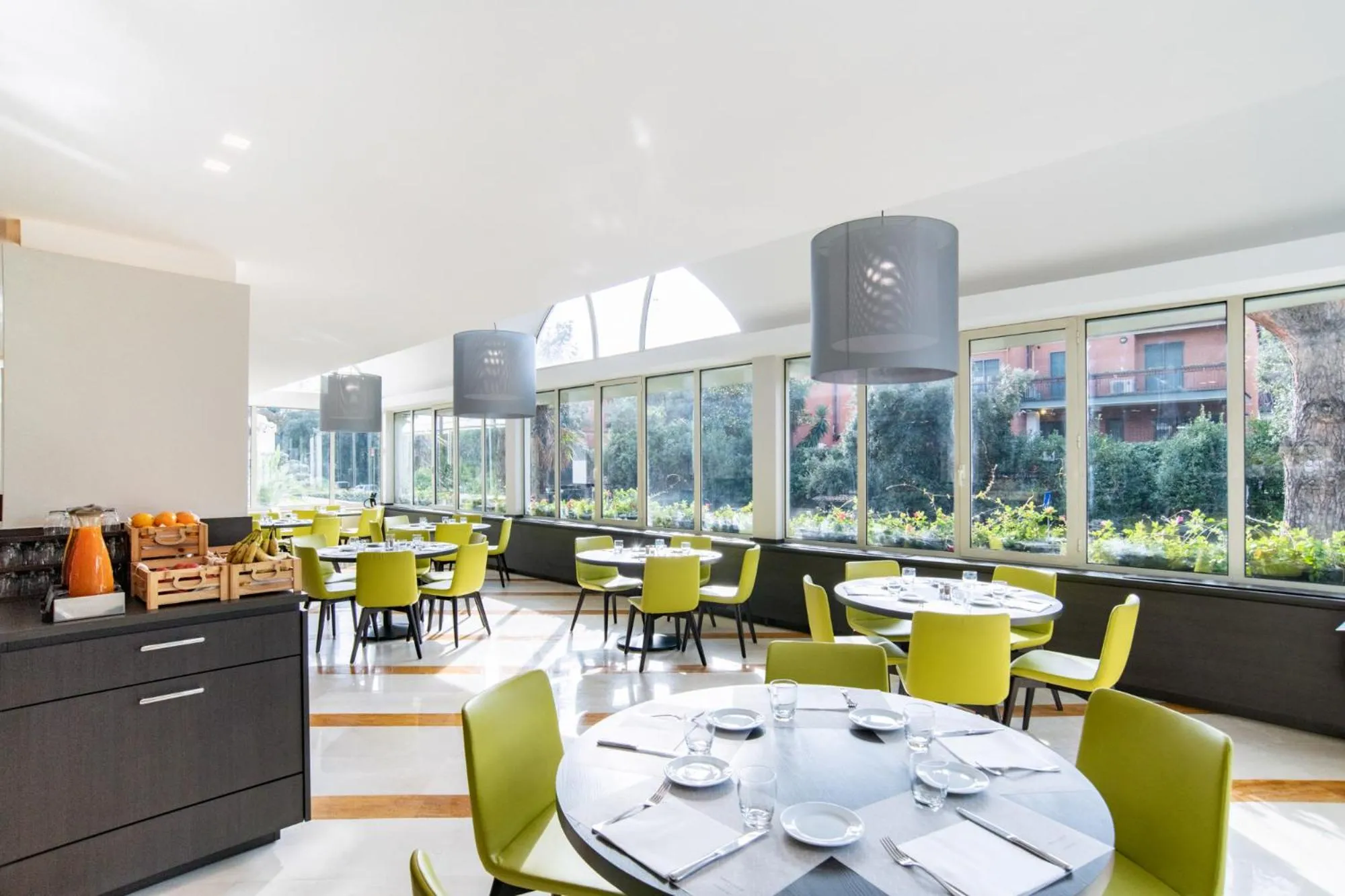 Restaurant/places to eat in Mercure Roma West