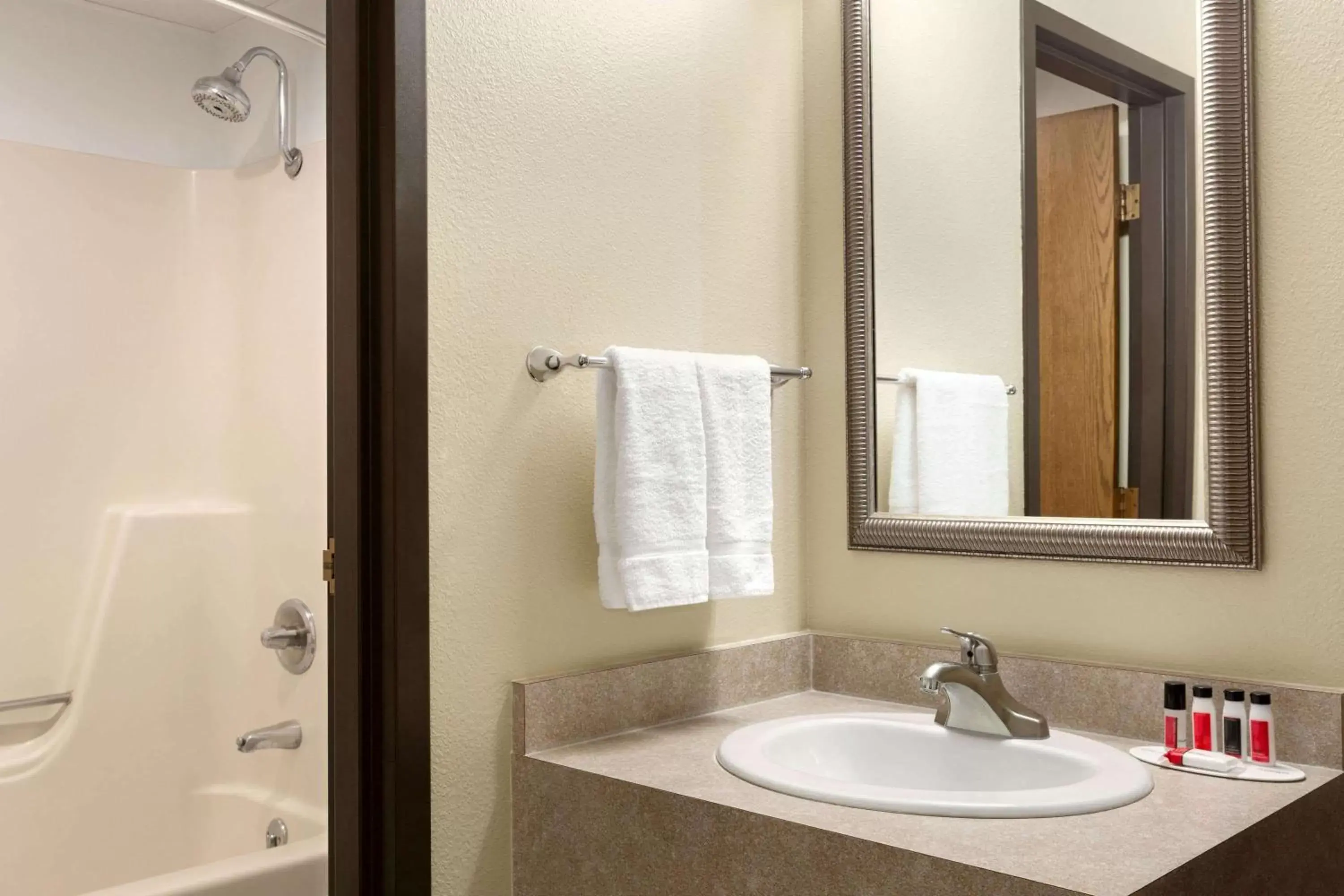 Bathroom in Super 8 by Wyndham Columbus