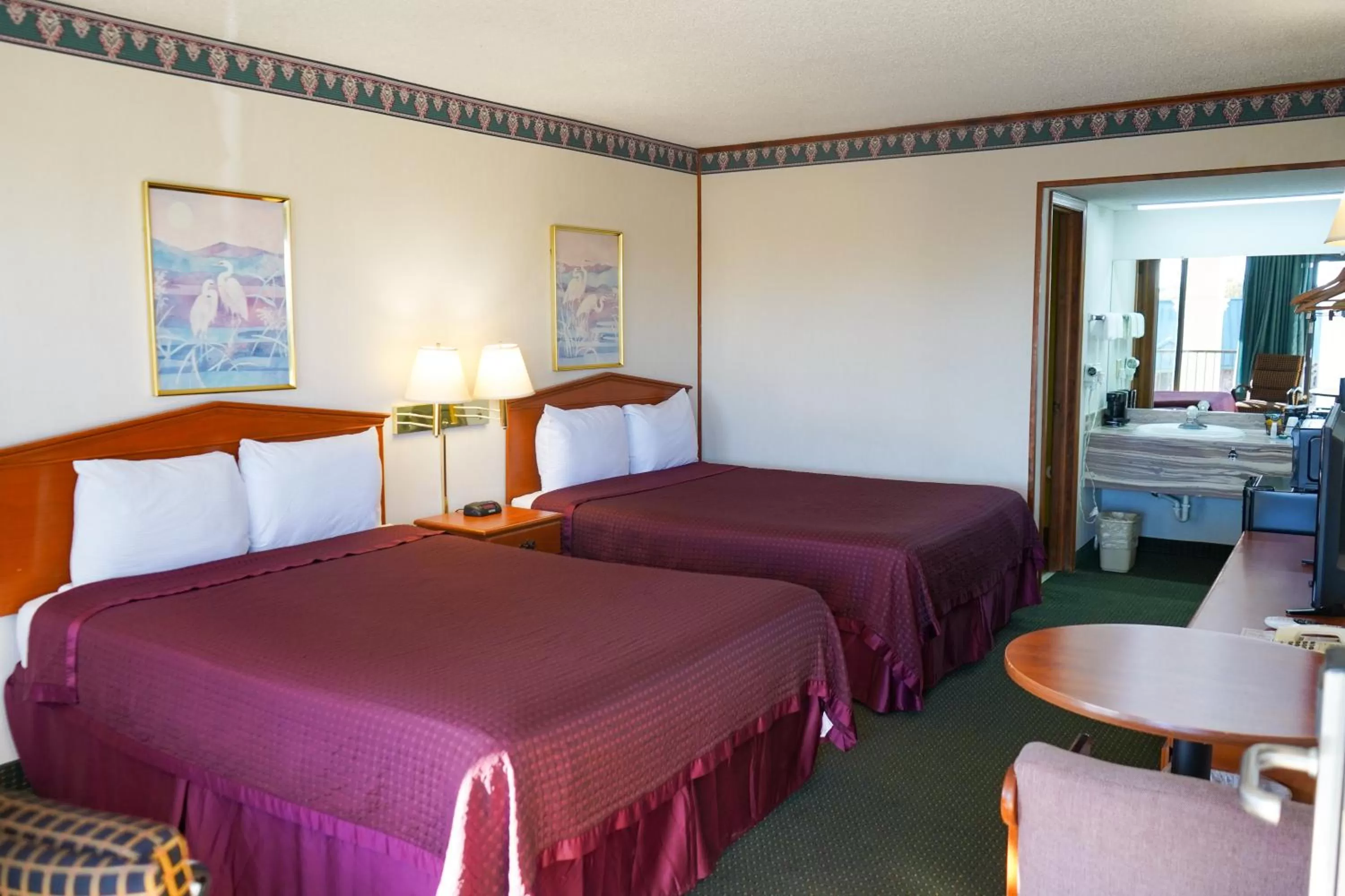 Bed in Sunset Inn Clarksville