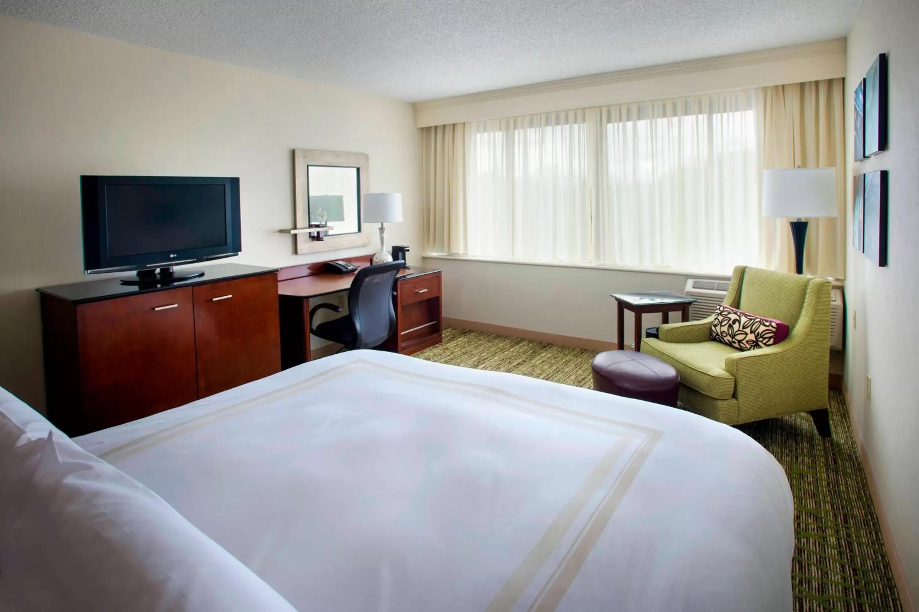 Photo of the whole room, TV/Entertainment Center in Boston Marriott Peabody