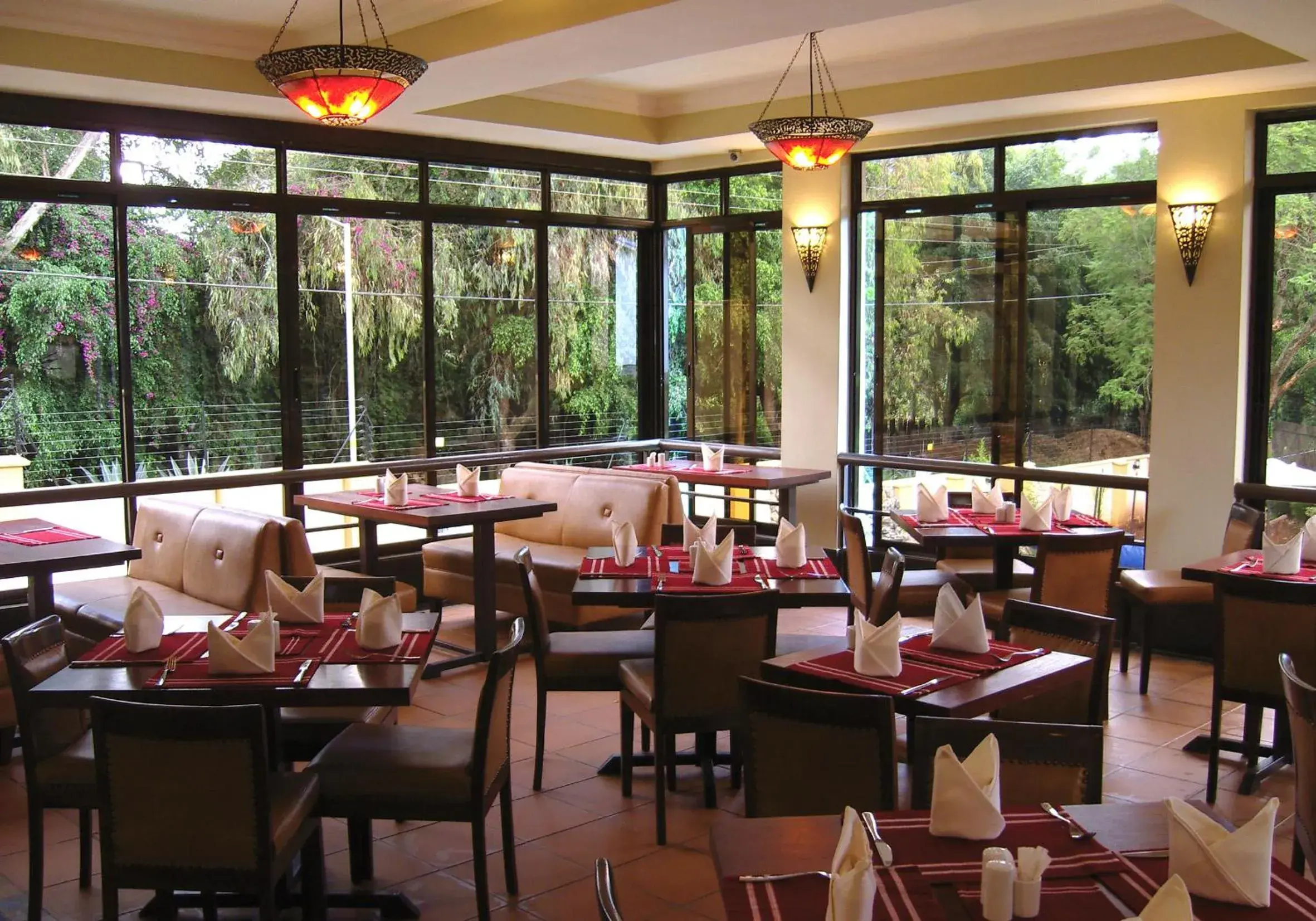 Restaurant/Places to Eat in Waridi Paradise Hotel and Suites