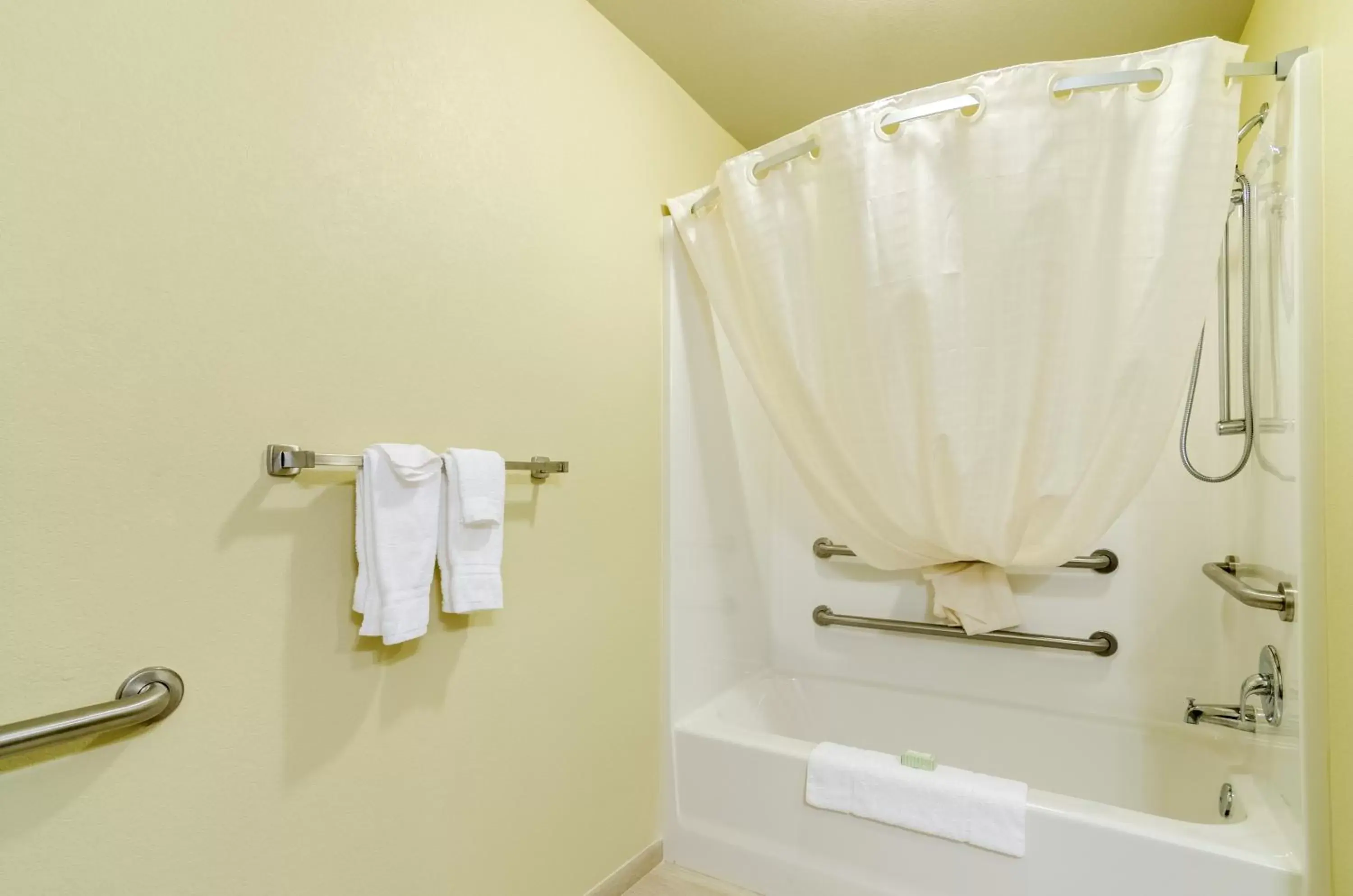 Bathroom in Cobblestone Inn & Suites - Oberlin