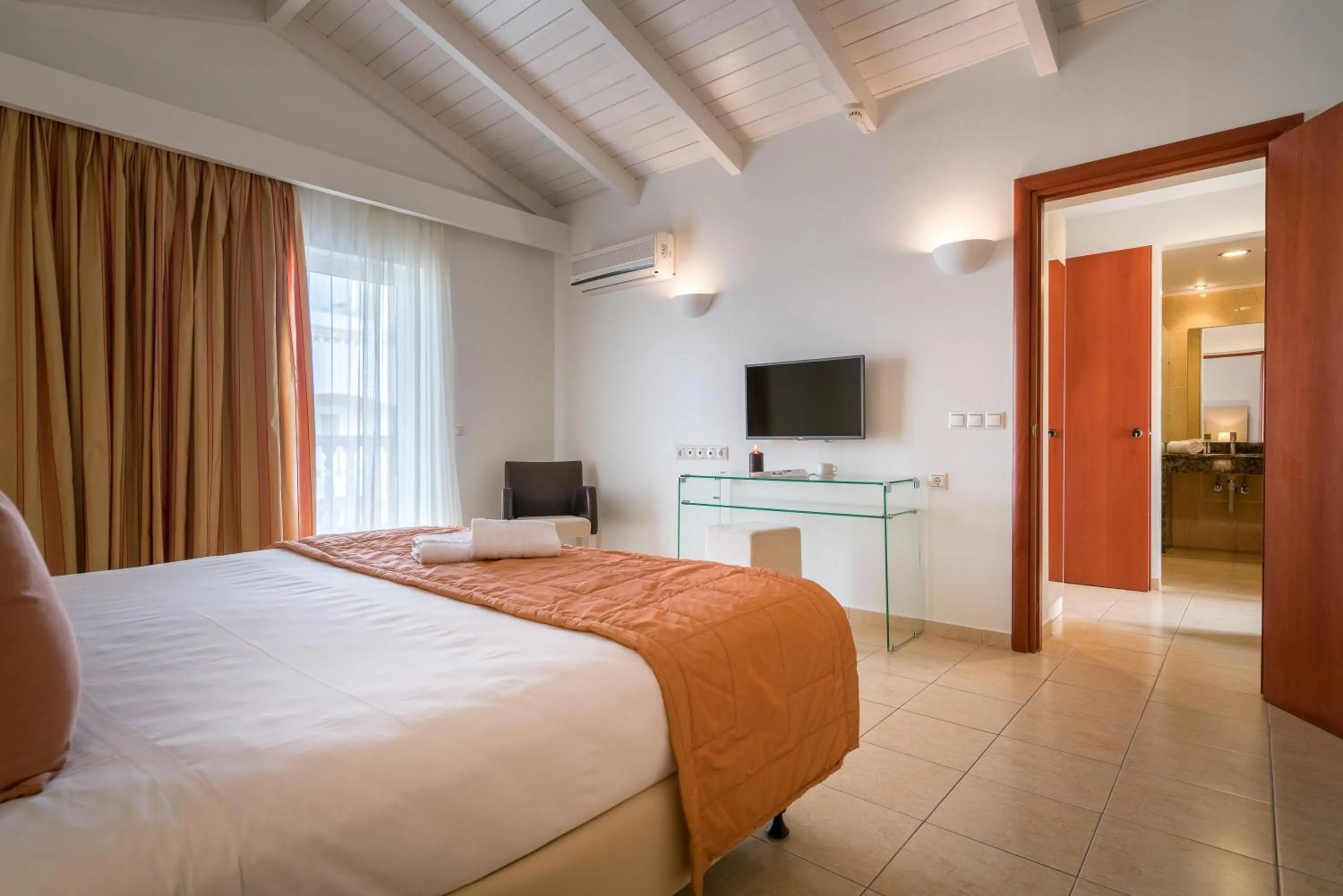 Bed in Galaxy Beach Resort BW Premier Collection