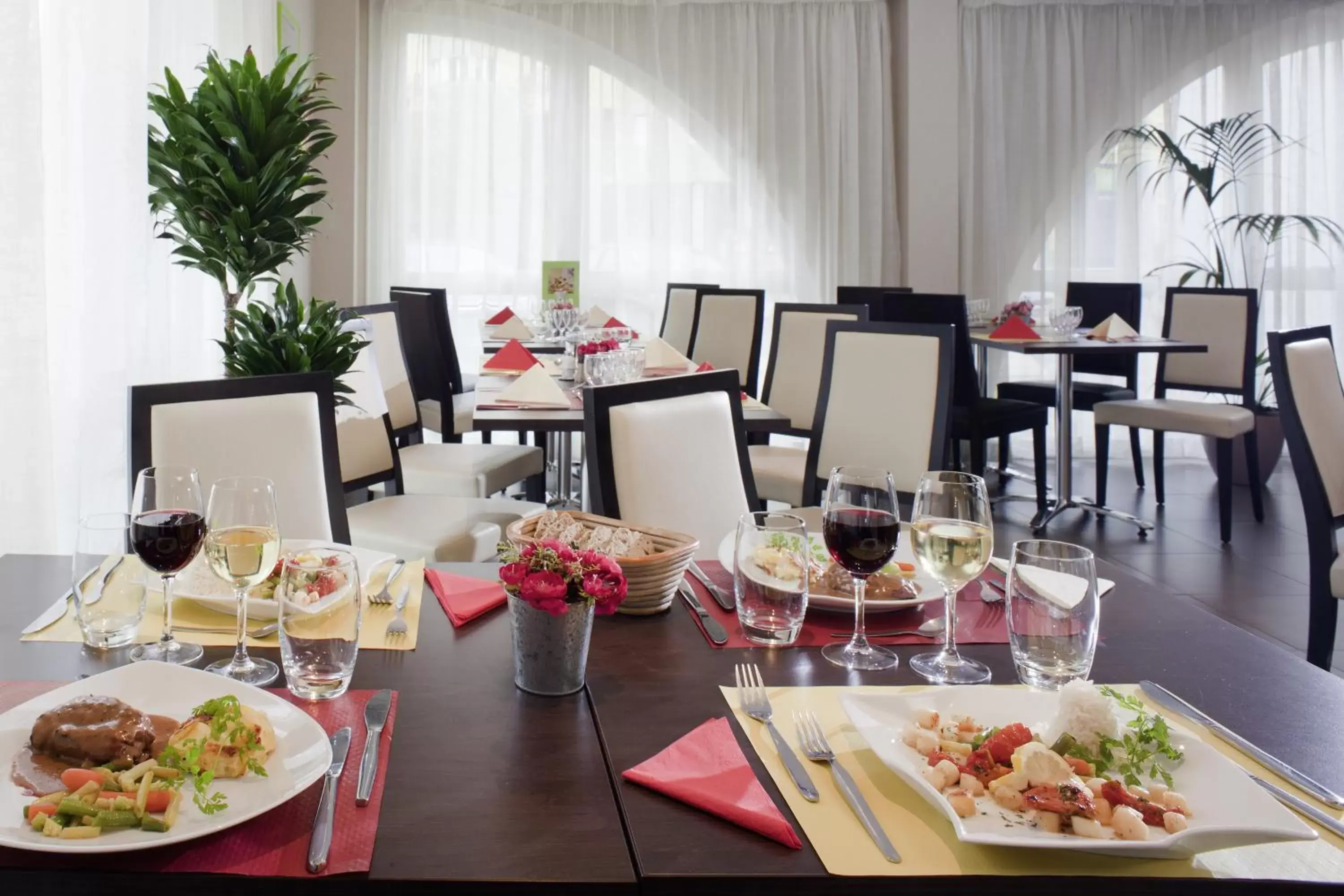 Dining area, Restaurant/Places to Eat in ibis Styles Belfort Centre