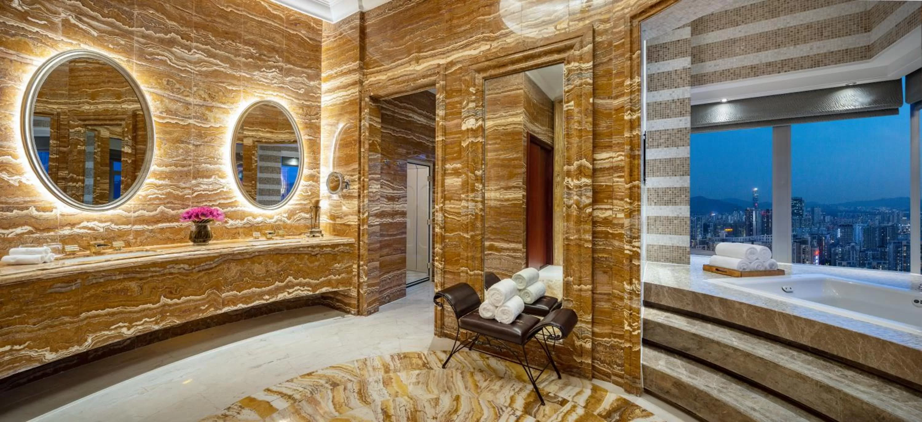 Bathroom in Crowne Plaza Shenzhen Futian, Near to Shenzhen Convention&Exhibition Centre, Shenzhen Stock Exchange and Shenzhen Civic Center, Outdoor Heated Pool