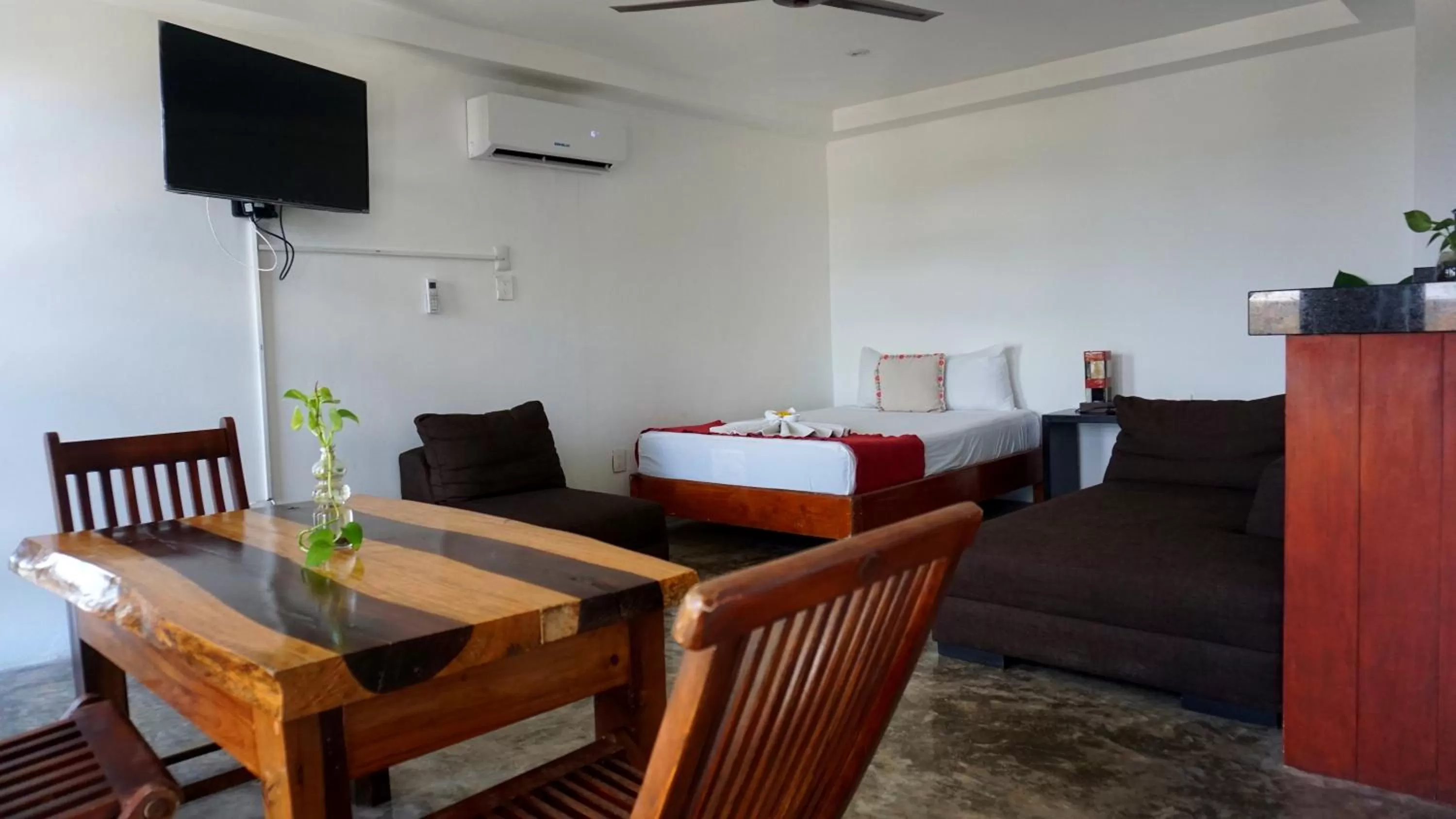Bed, Dining Area in Casa Ticul Hotel Boutique - 5Th Ave by BFH
