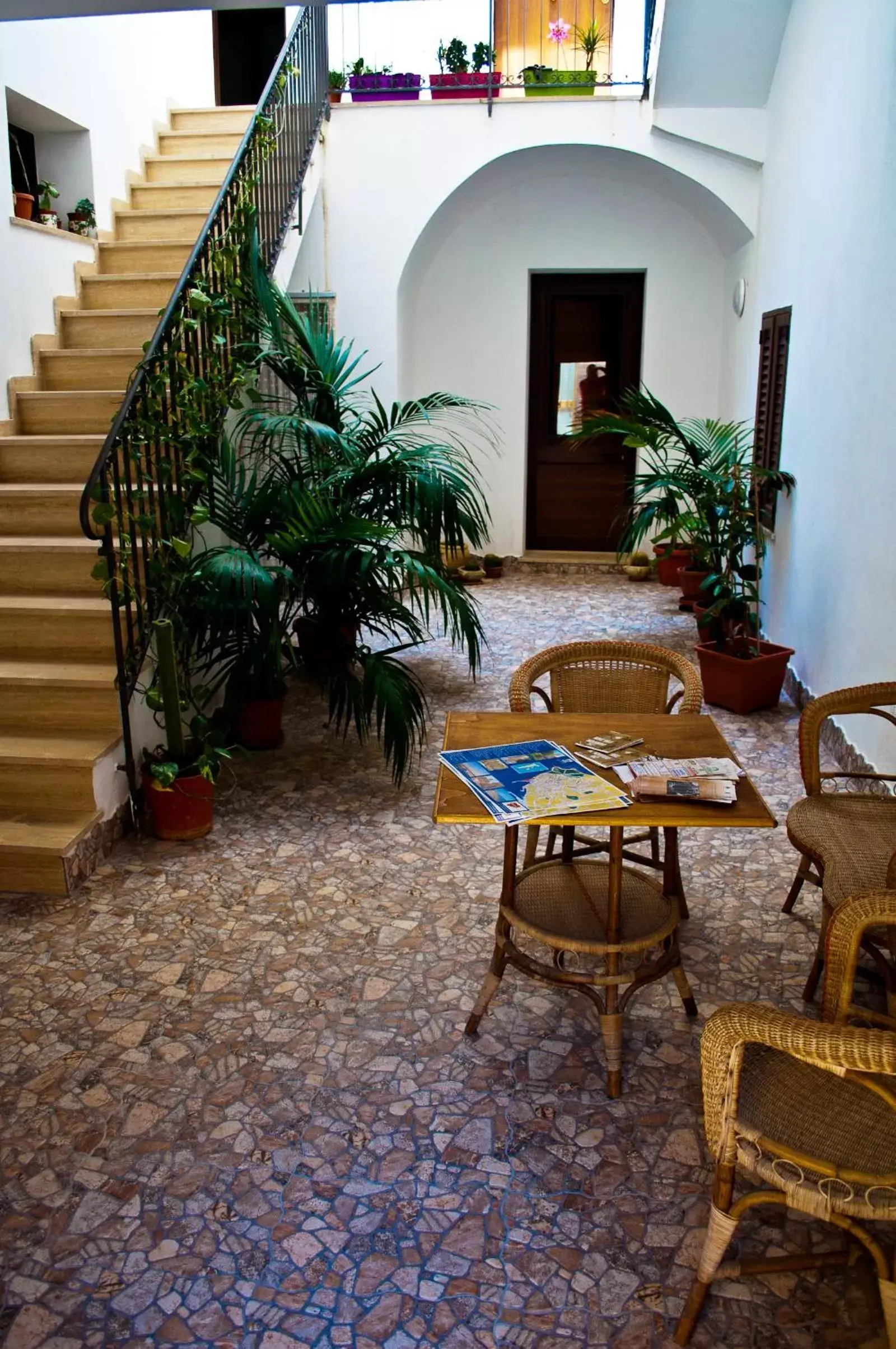 Communal lounge/ TV room in B&B Libertà Marsala