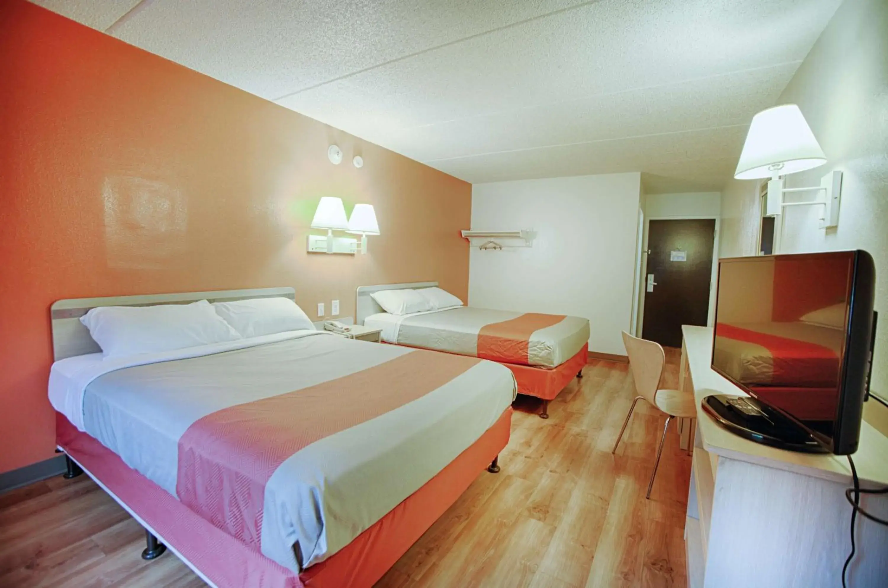 TV and multimedia, Bed in Motel 6-Albany, NY