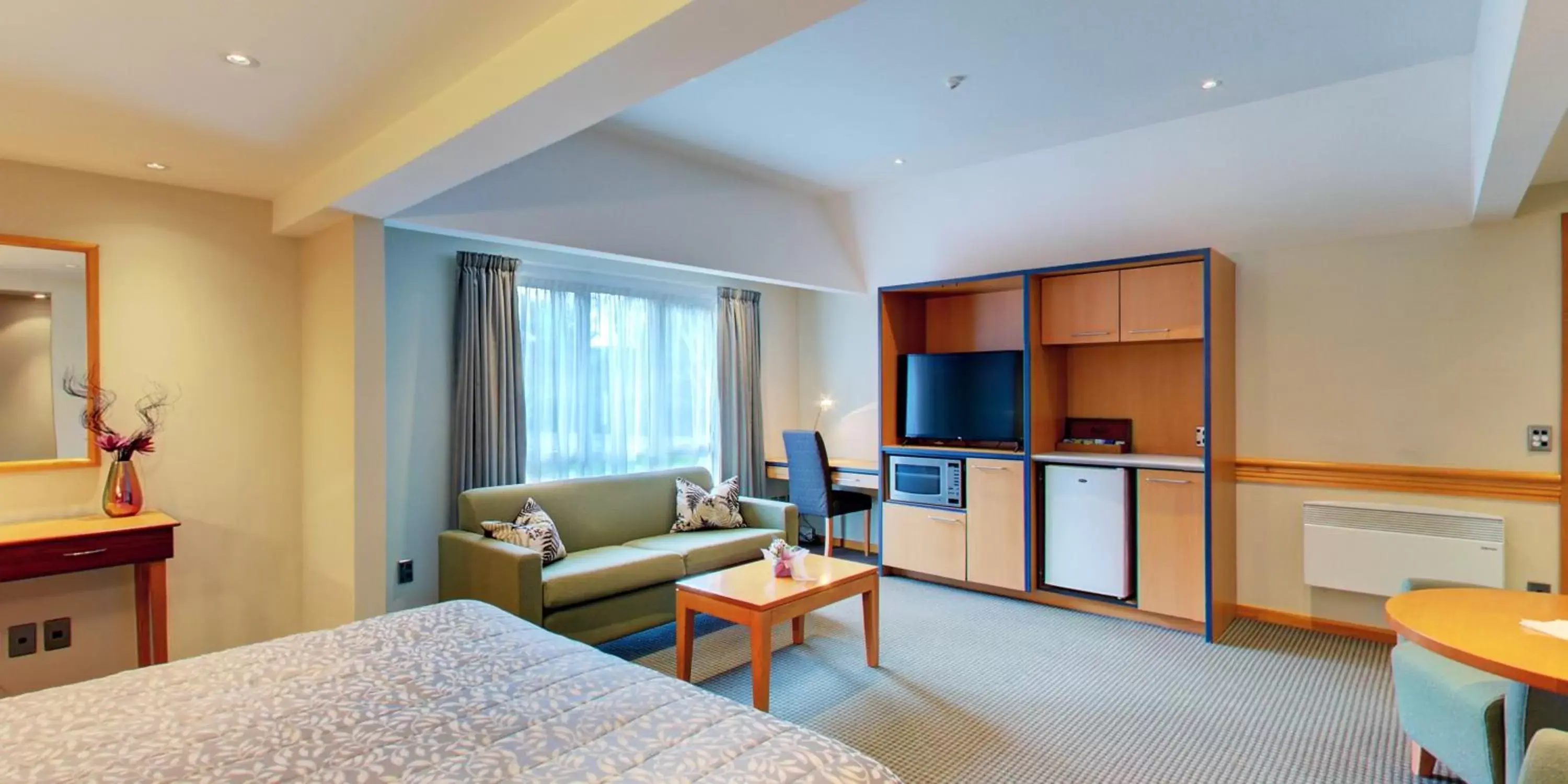 Bedroom, Seating Area in Dunedin Leisure Lodge - Distinction