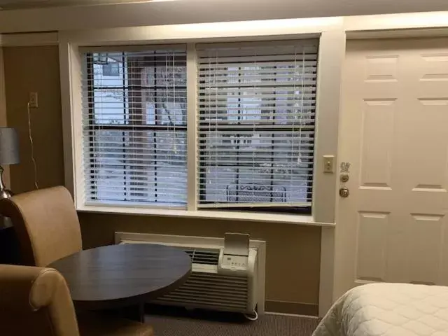 Seating area in Carr's Northside Hotel and Cottages