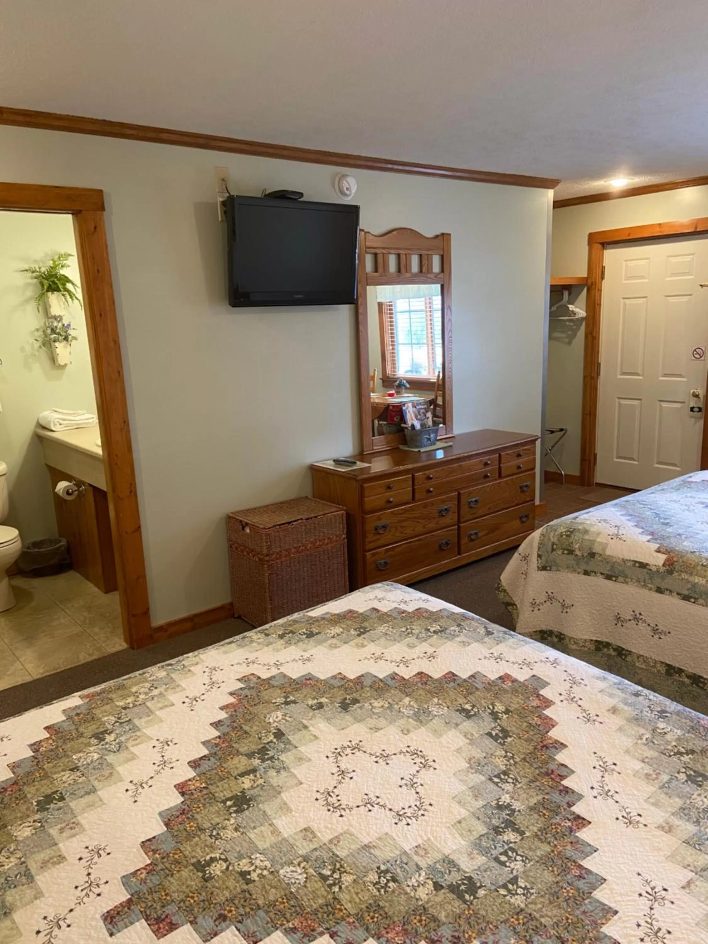 Photo of the whole room, Bed in The Garrett Inn