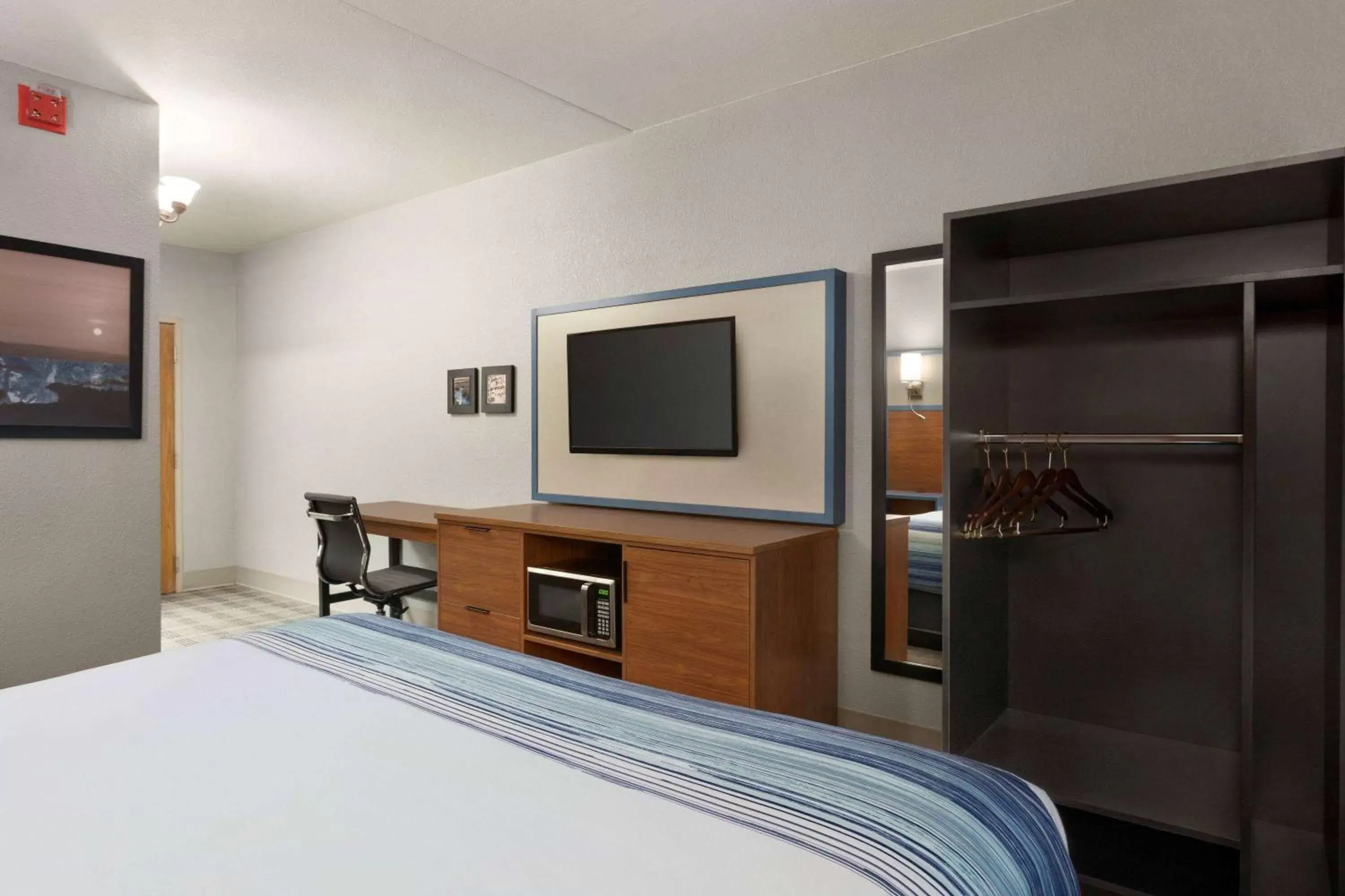 TV and multimedia, Bed in AmericInn by Wyndham Branson & Conference Center