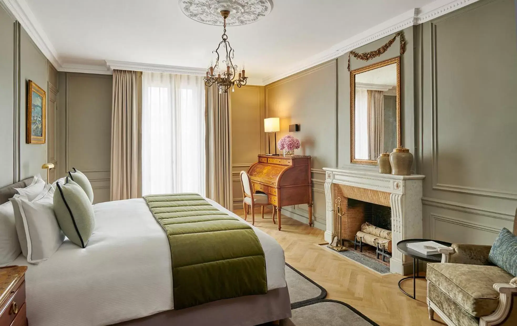 Bed in Hôtel Lancaster Paris Champs-Elysées