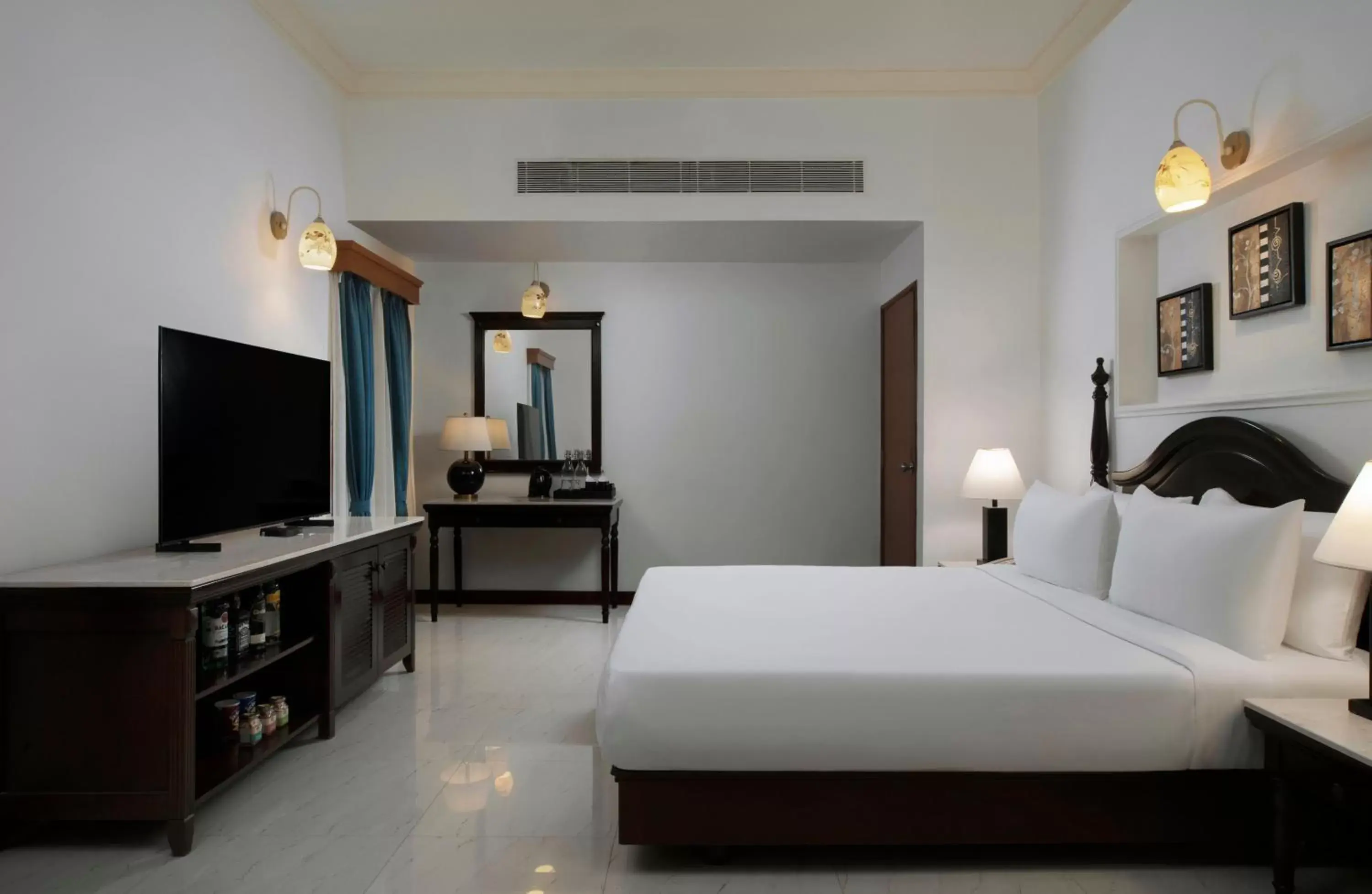 Bed in Radisson Blu Resort, Goa