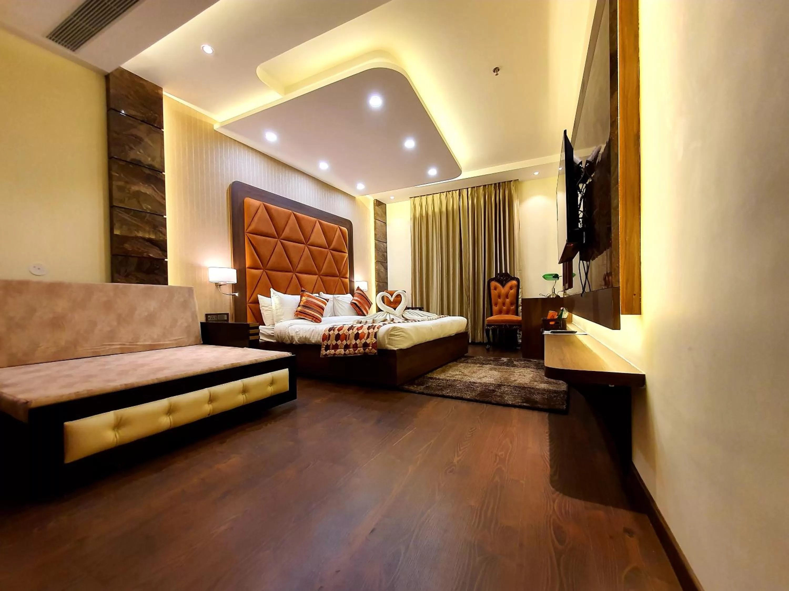 Bed in Hotel Makhan Residency