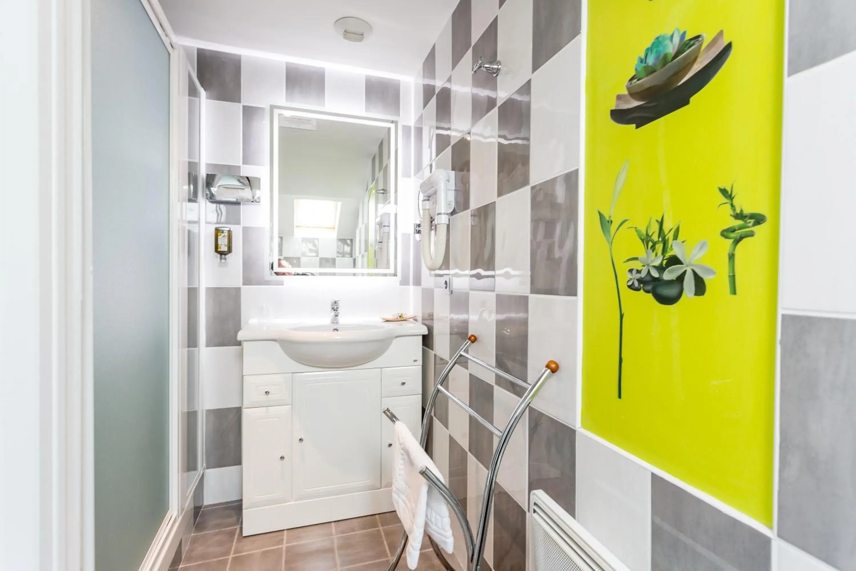 Bathroom in Logis Hôtel du Centre