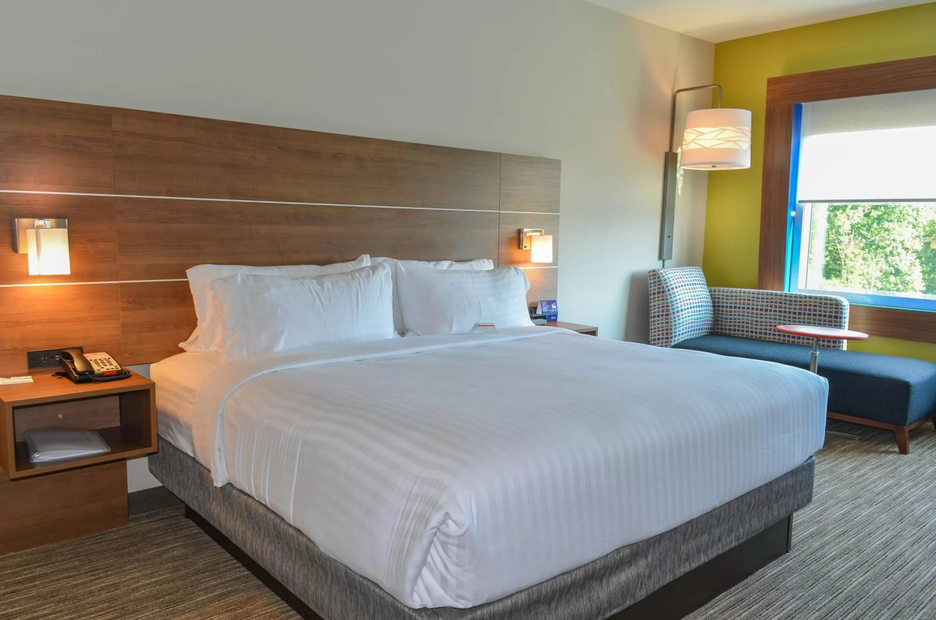 Bed in Holiday Inn Express & Suites - Charlotte NE - University Area by IHG