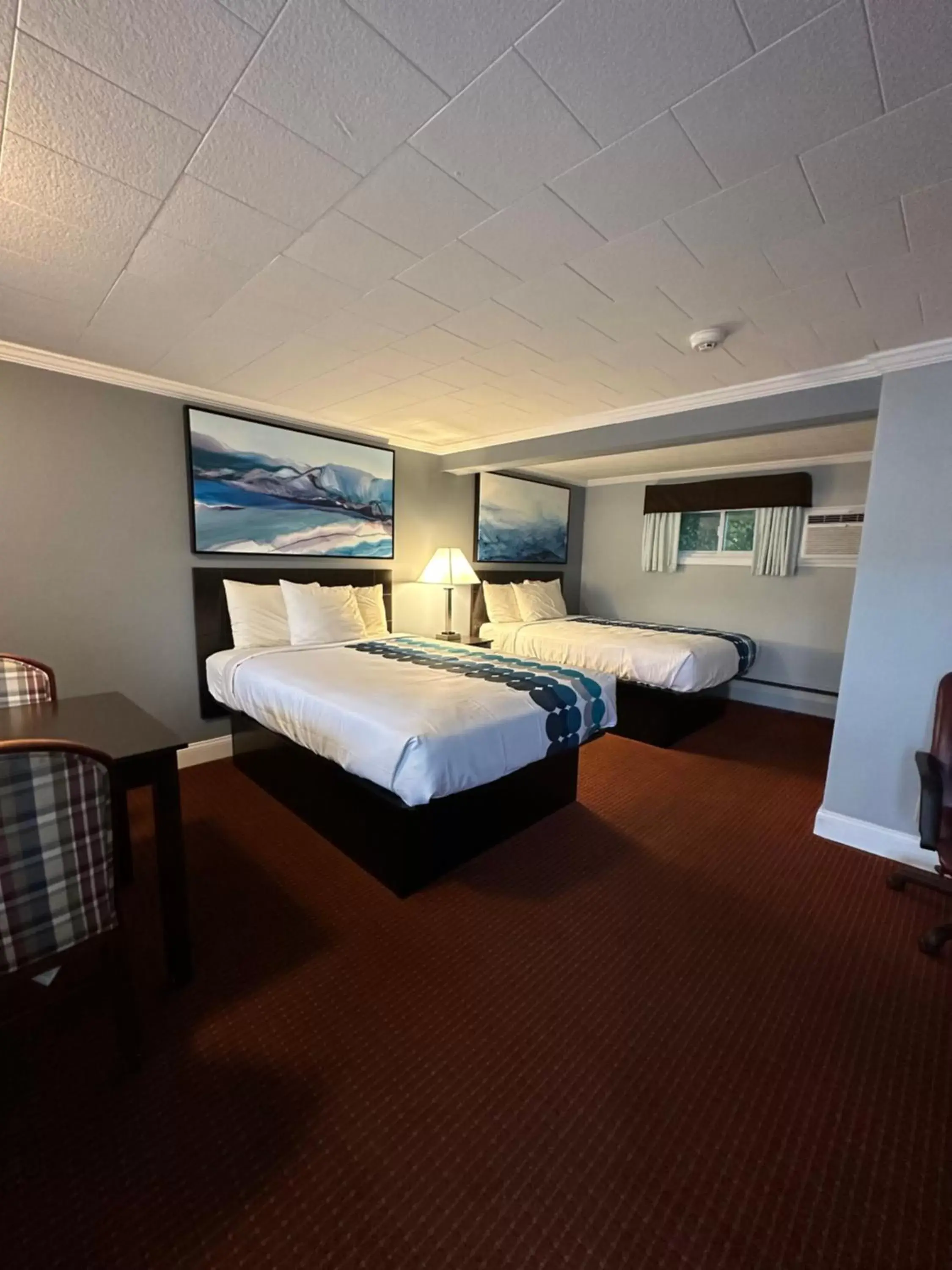 Bed in Rodeway Inn Orleans - Cape Cod