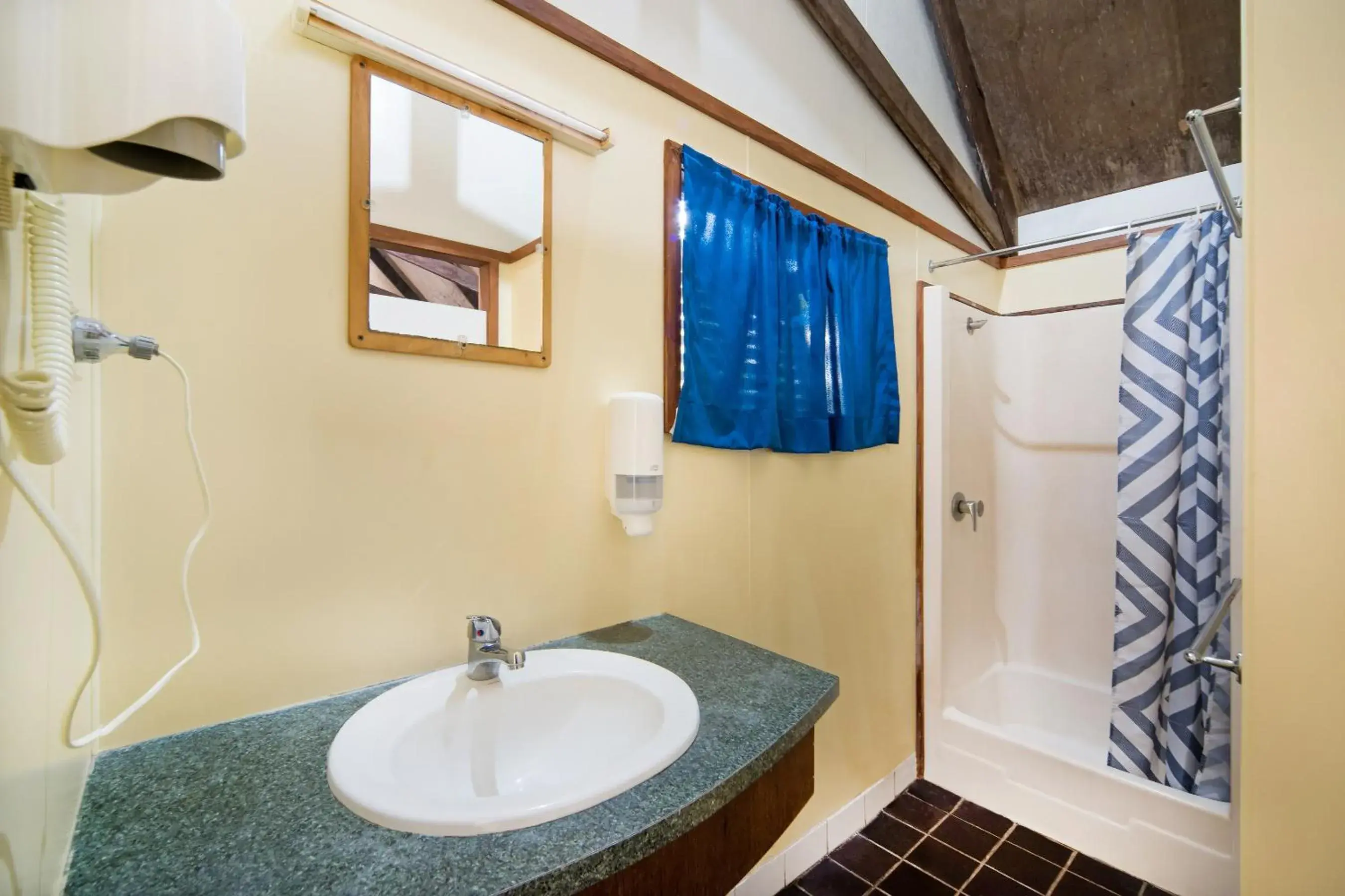 Shower, Bathroom in Airlie Beach Magnums - Adults Only