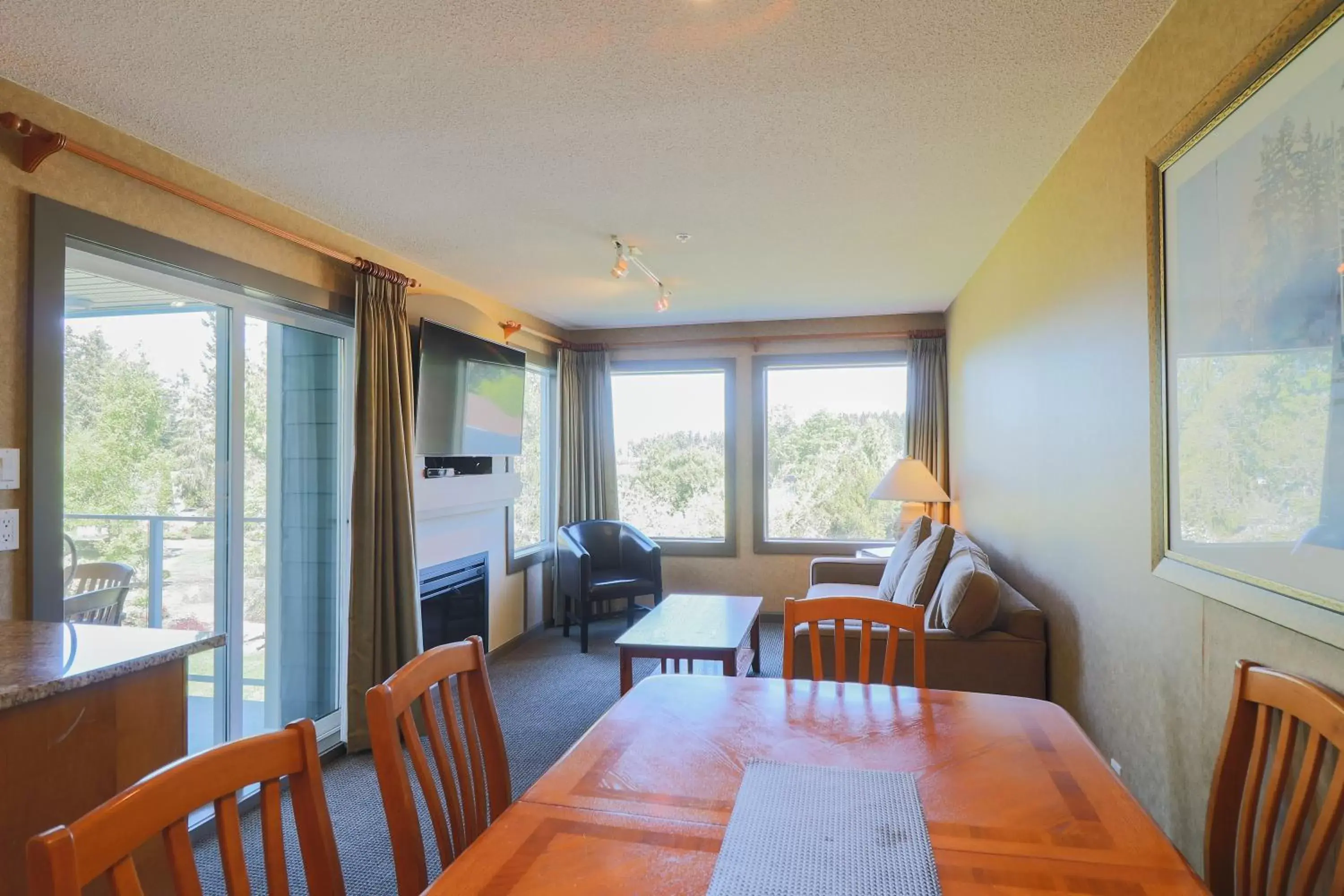 Dining area in Pacific Shores Resort & Spa