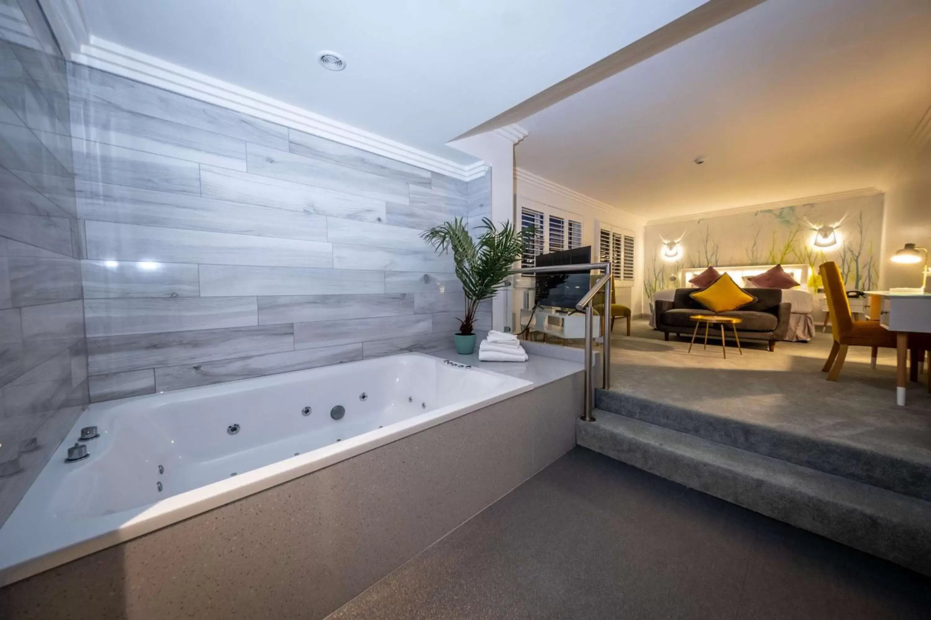 Presidential King Suite in Best Western Plus White Horse Hotel Presidential King Suite in Best Western Plus White Horse Hotel