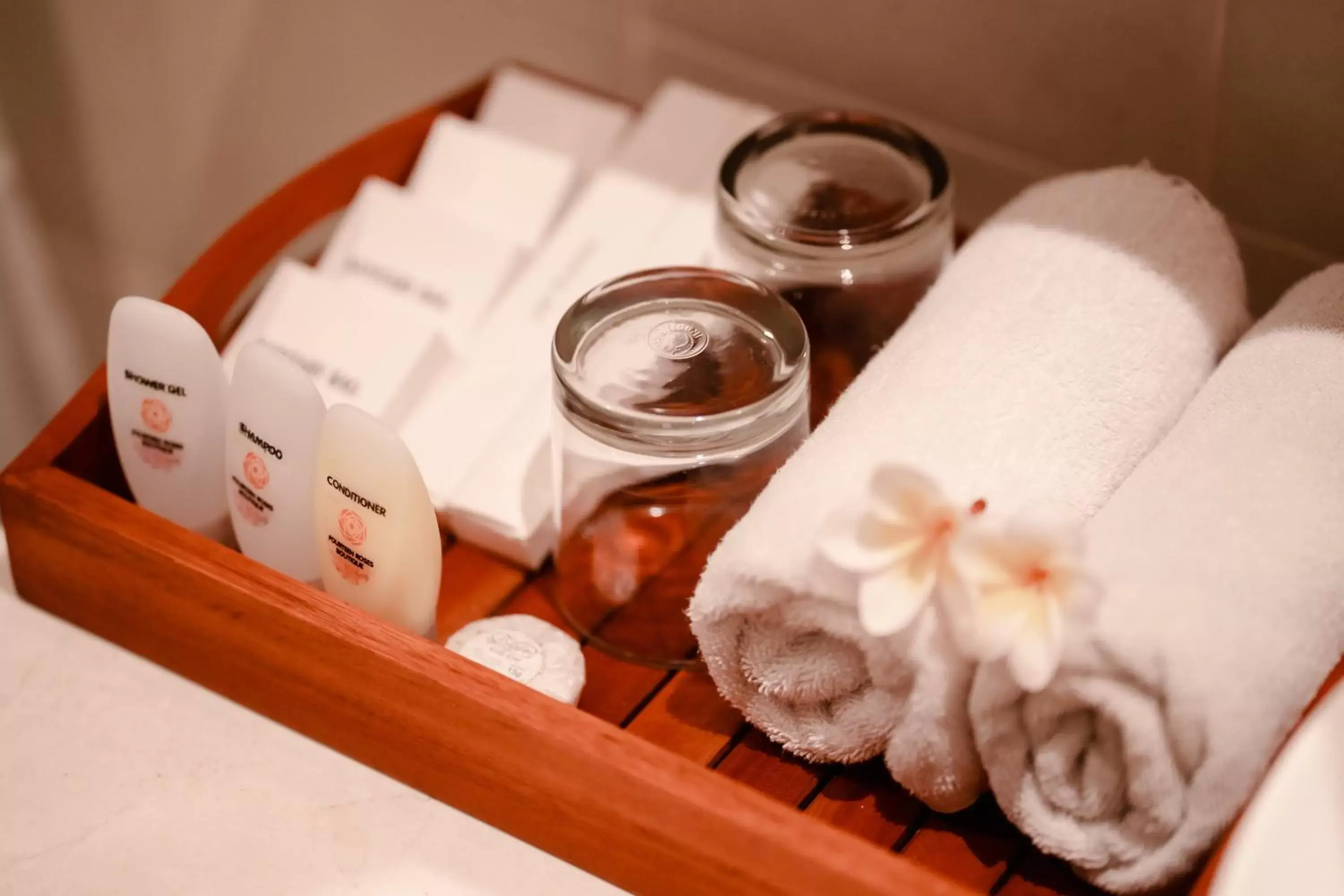 Bathroom in Fourteen Roses Boutique Hotel, Kuta