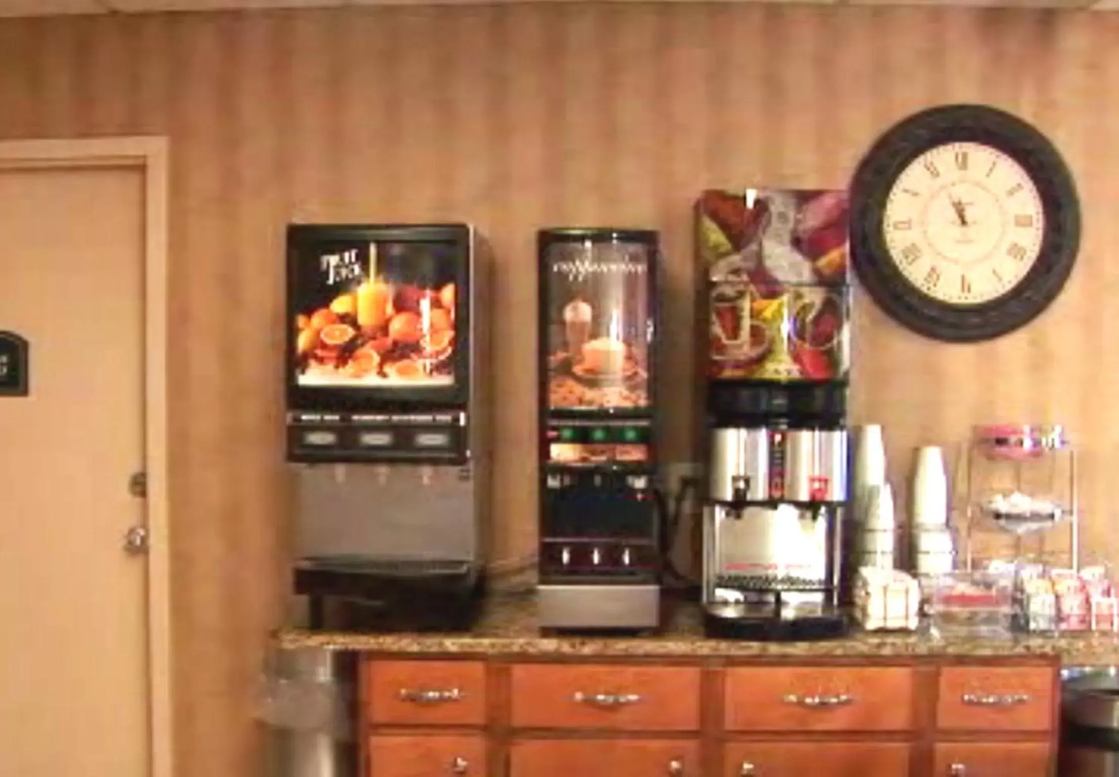 Coffee/tea facilities in Days Inn by Wyndham Jacksonville Airport