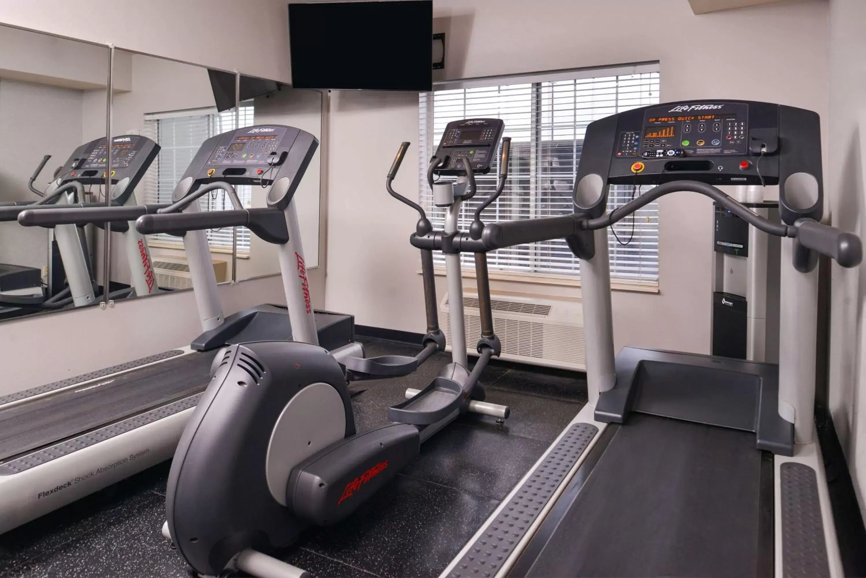 Activities, Fitness Center/Facilities in Country Inn & Suites by Radisson, Omaha Airport, IA