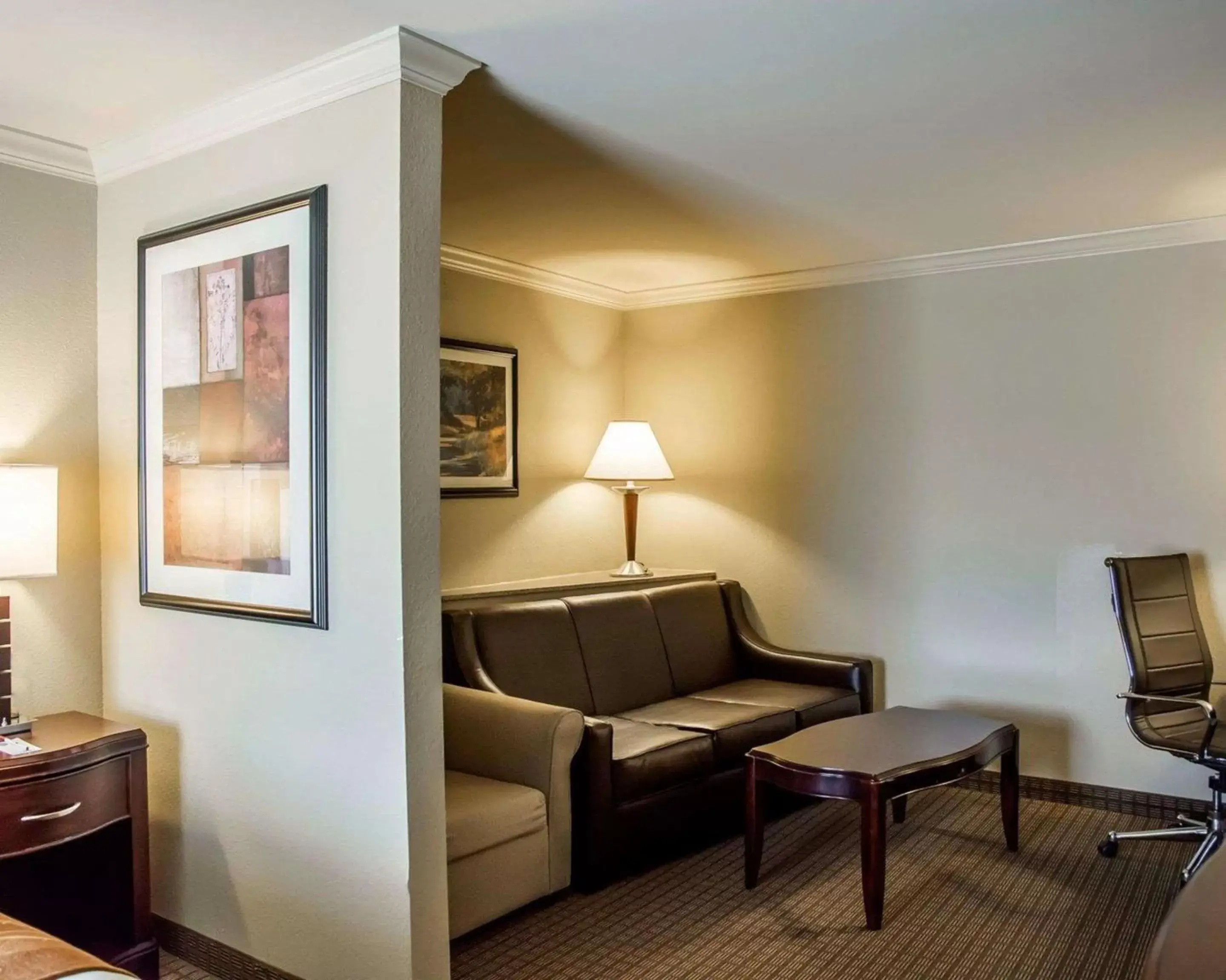 Photo of the whole room, Seating Area in Comfort Suites Cincinnati North