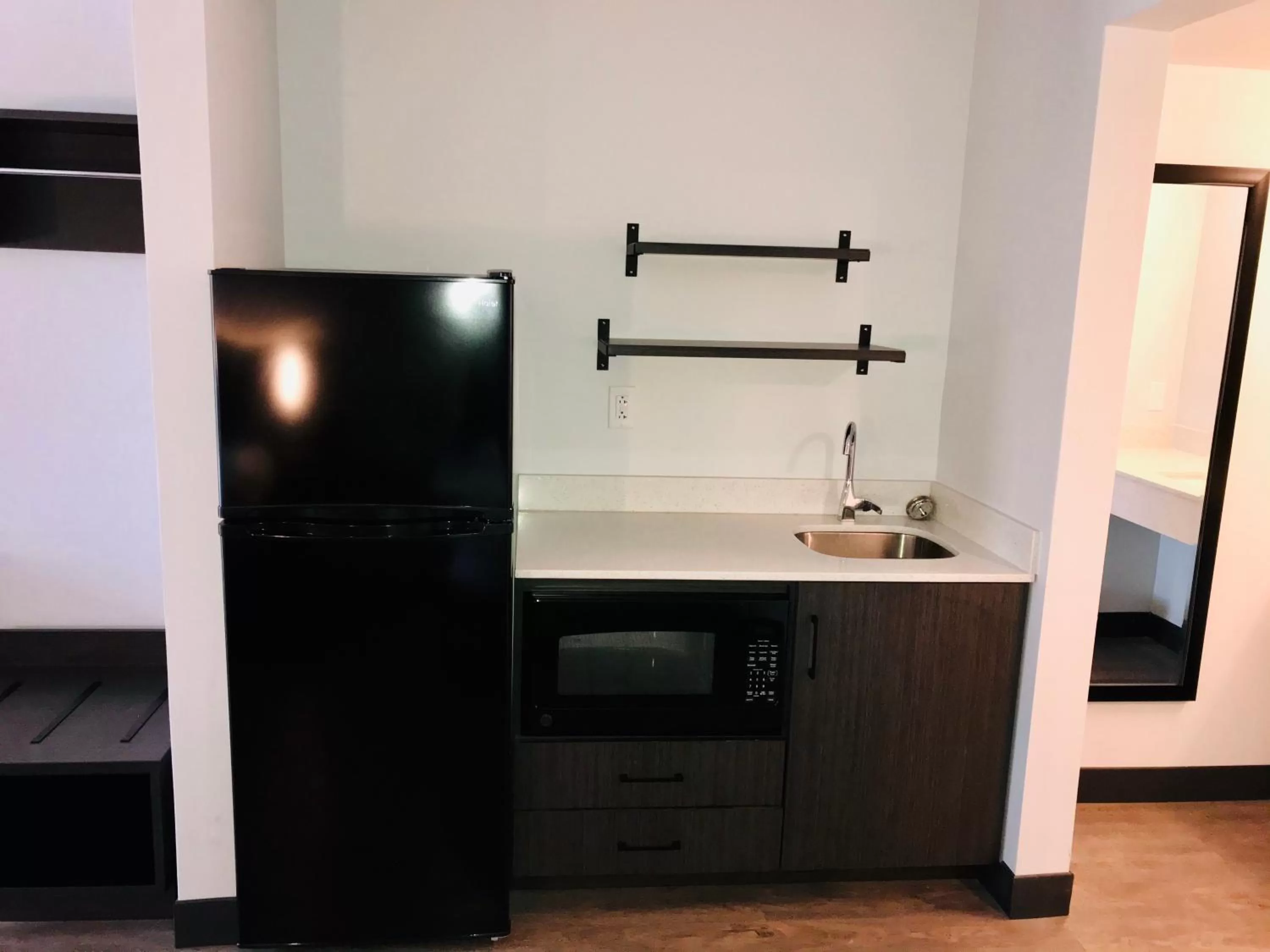 Kitchen or kitchenette, Bathroom in Studio 6 Dublin, Ga