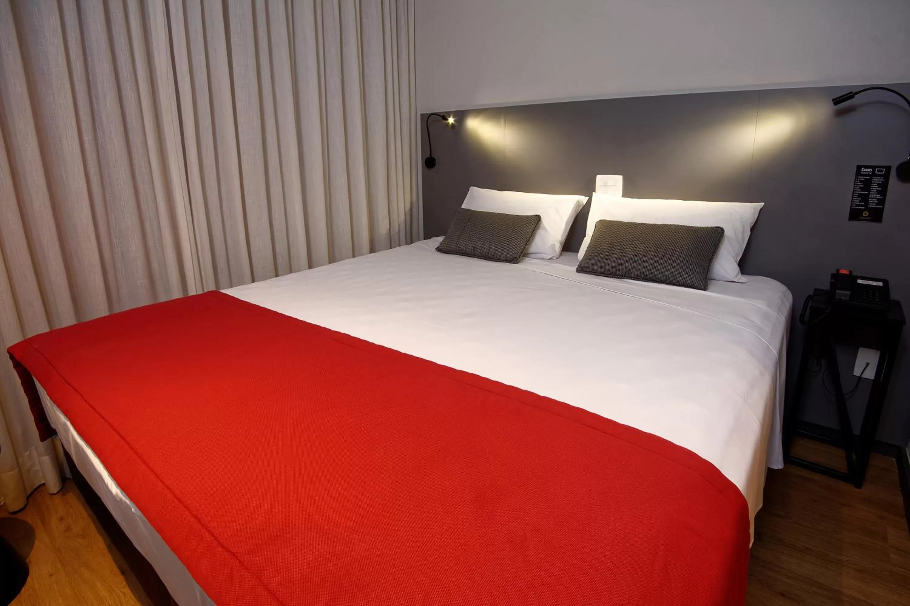 Bed in Golden Tower Express Berrini by Fênix Hotéis