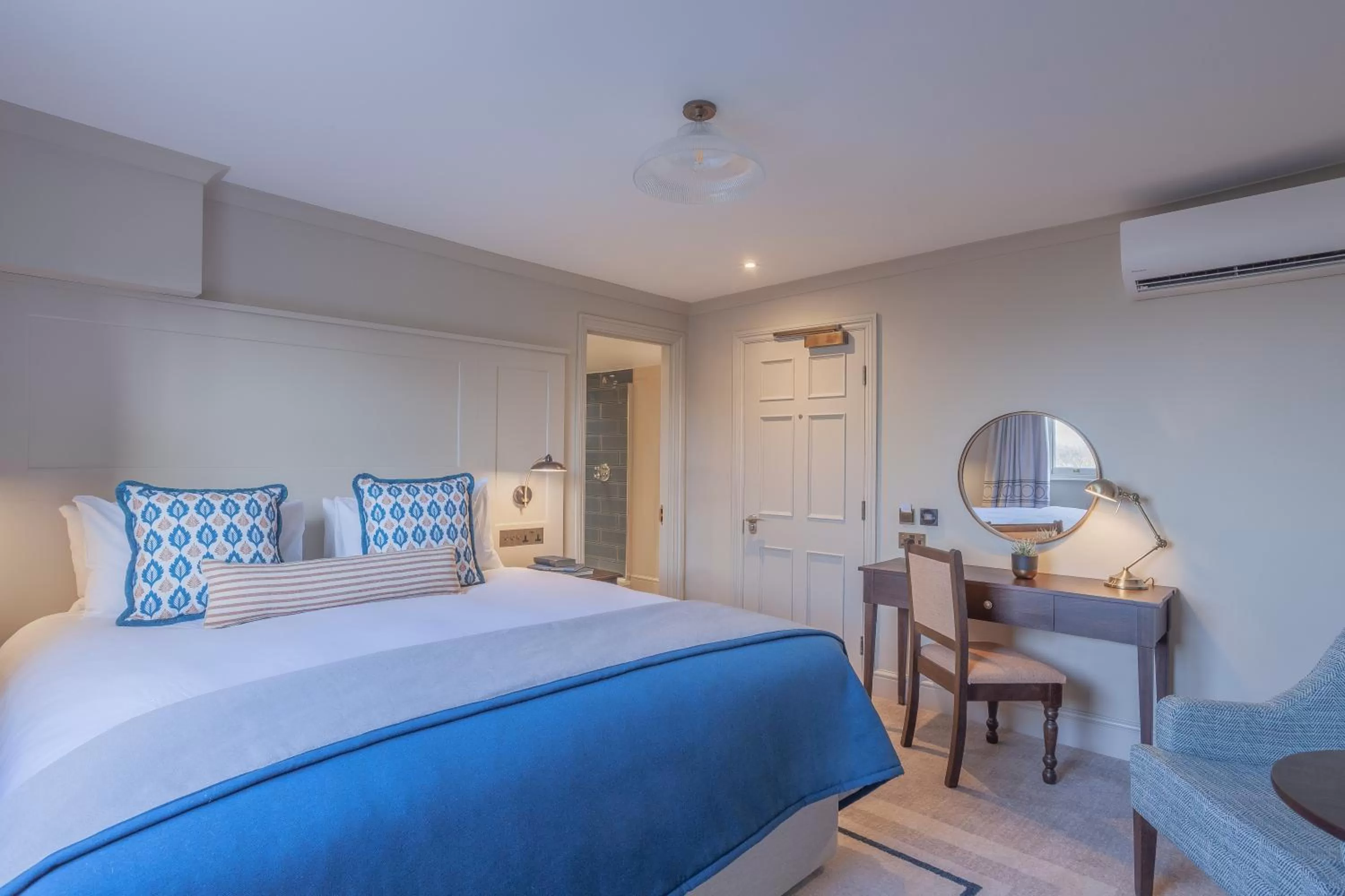 Photo of the whole room, Bed in Richmond Hill Hotel