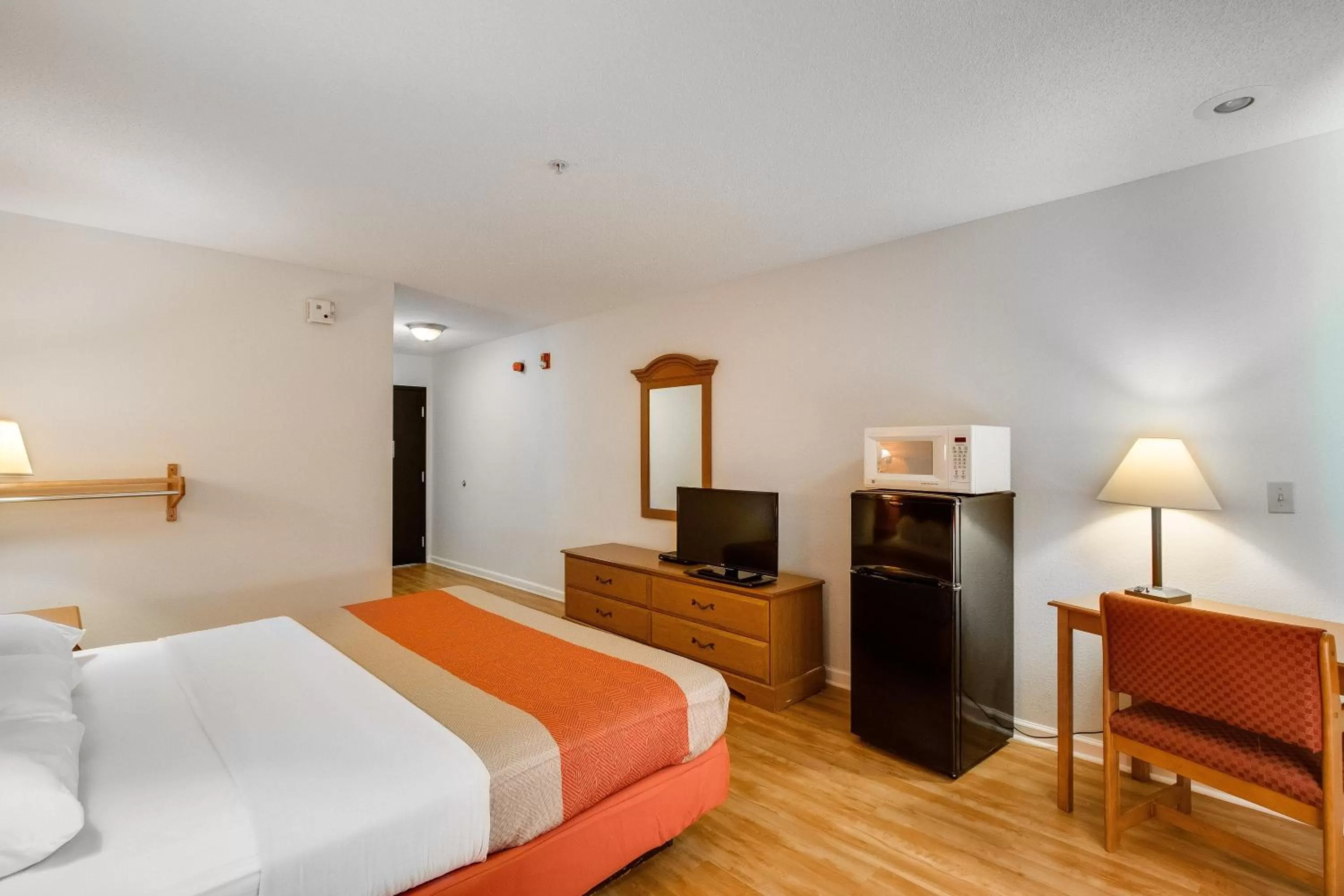 Bedroom, Bed in Motel 6-Hinesville, GA