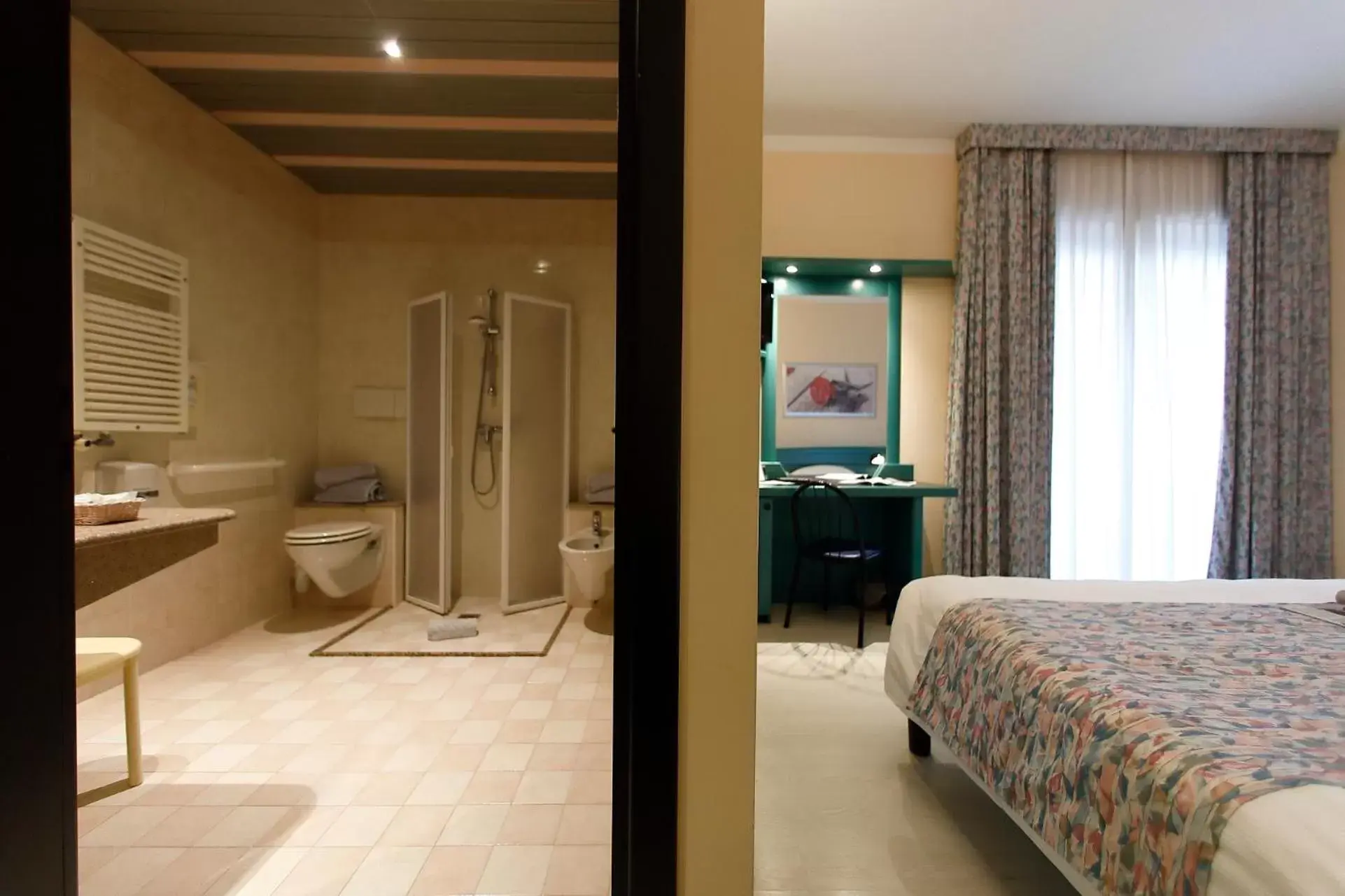 Facility for disabled guests, Bed in Hotel Eden