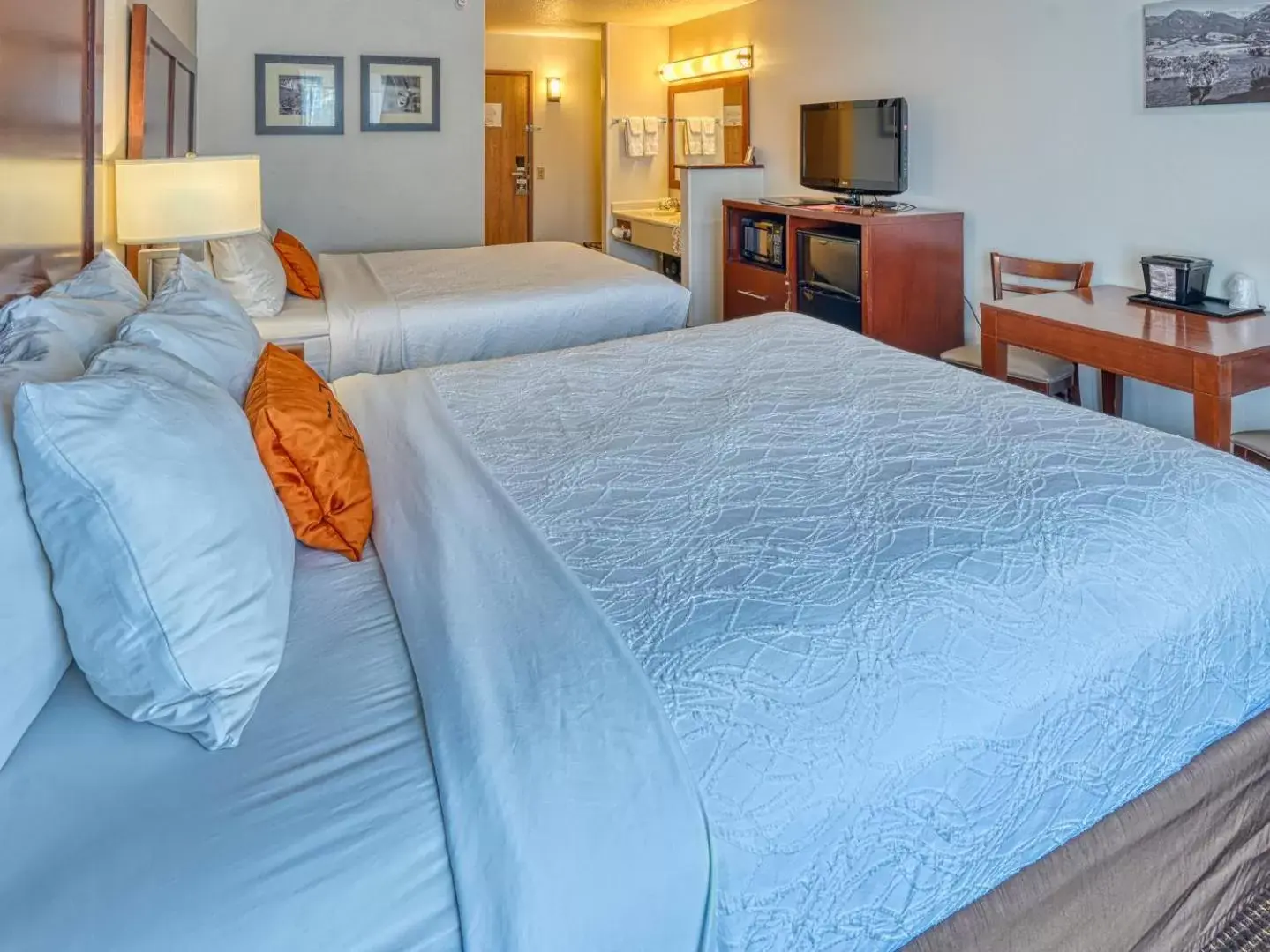 Bed in Yellowstone River Inn & Suites