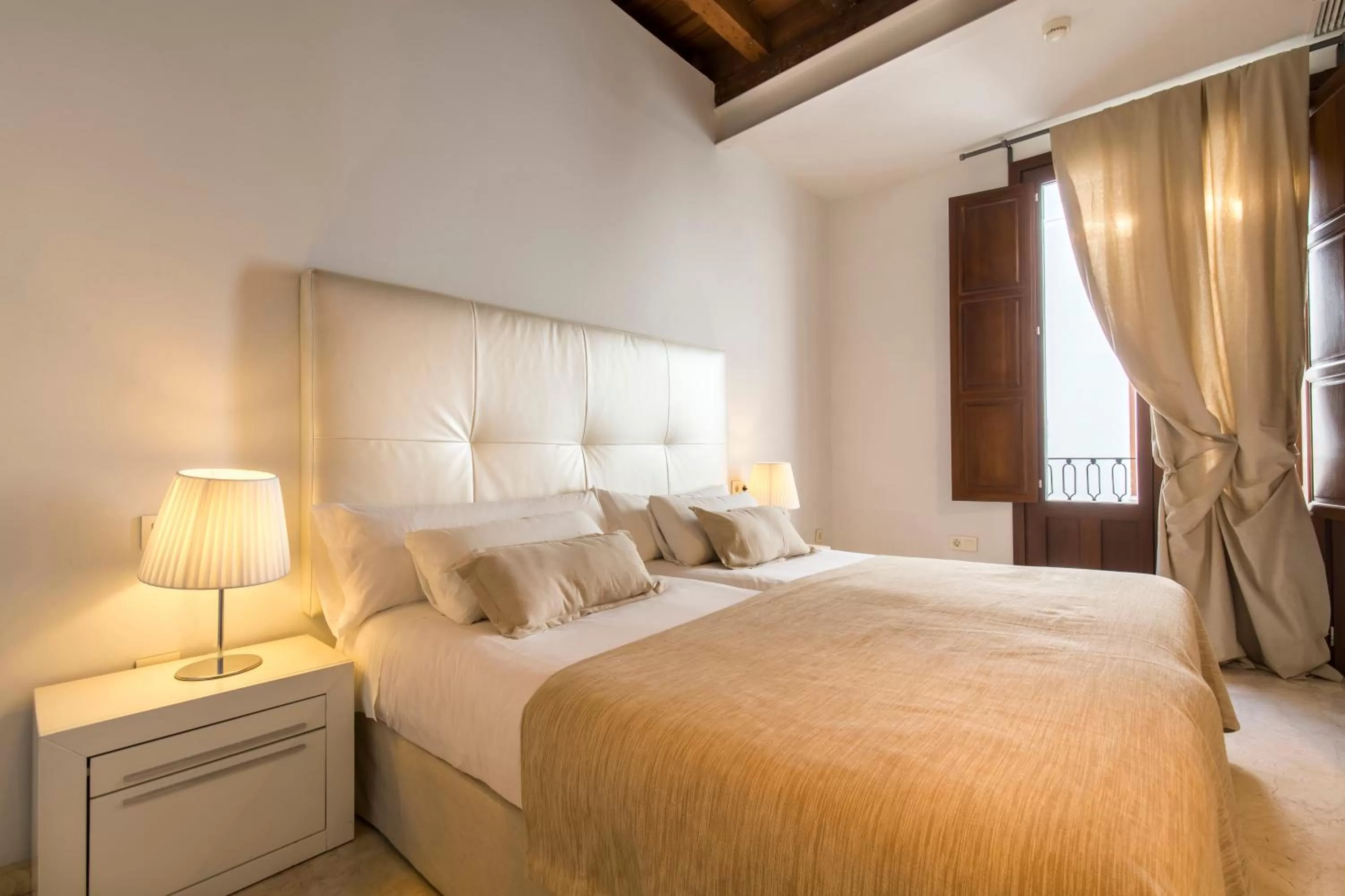 Bed in tuGuest Elvira Suites